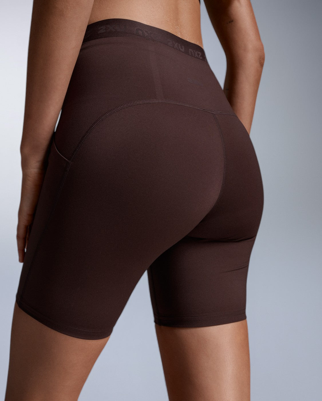 2xu-form-stash-hi-rise-compression-shorts-6-inch-bark image 4