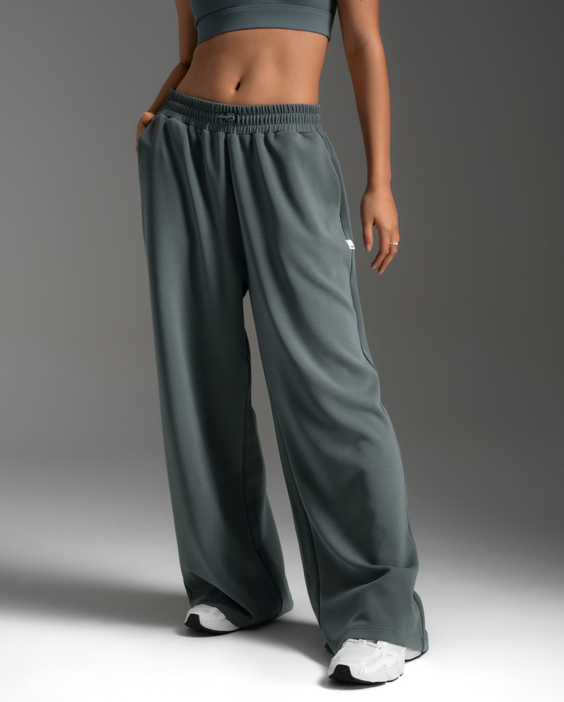 2xu-wonderluxe-wide-leg-pants-damen-sporthose-dark-sage image 3