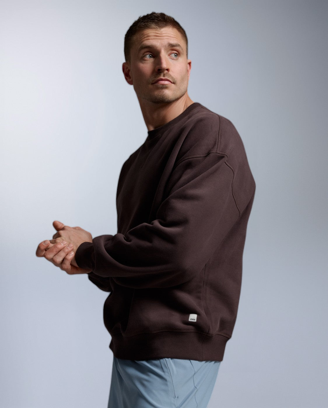 2xu-ez-oversized-organic-cotton-crew-bark-pullover image 2