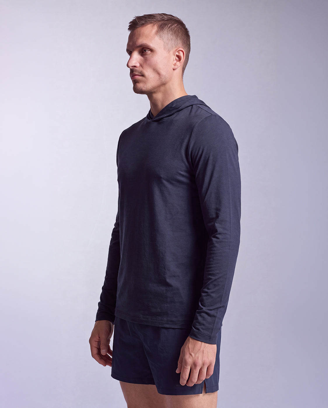 2xu-motion-long-sleeve-hoodie-herren-midnight-kapuze image 1