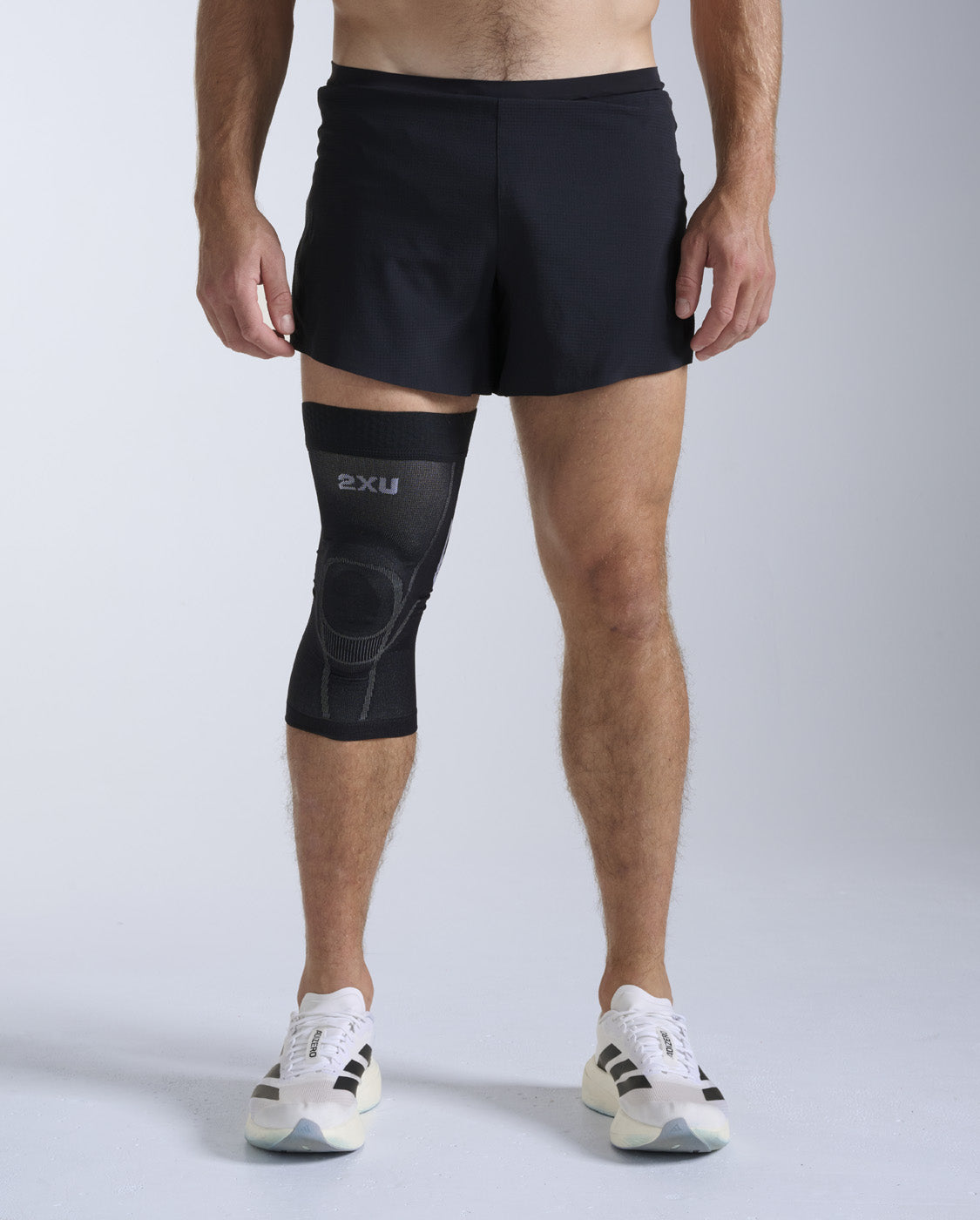 2xu-recovery-kniebandage-mit-fir-grau-schwarz-st-tze image 1