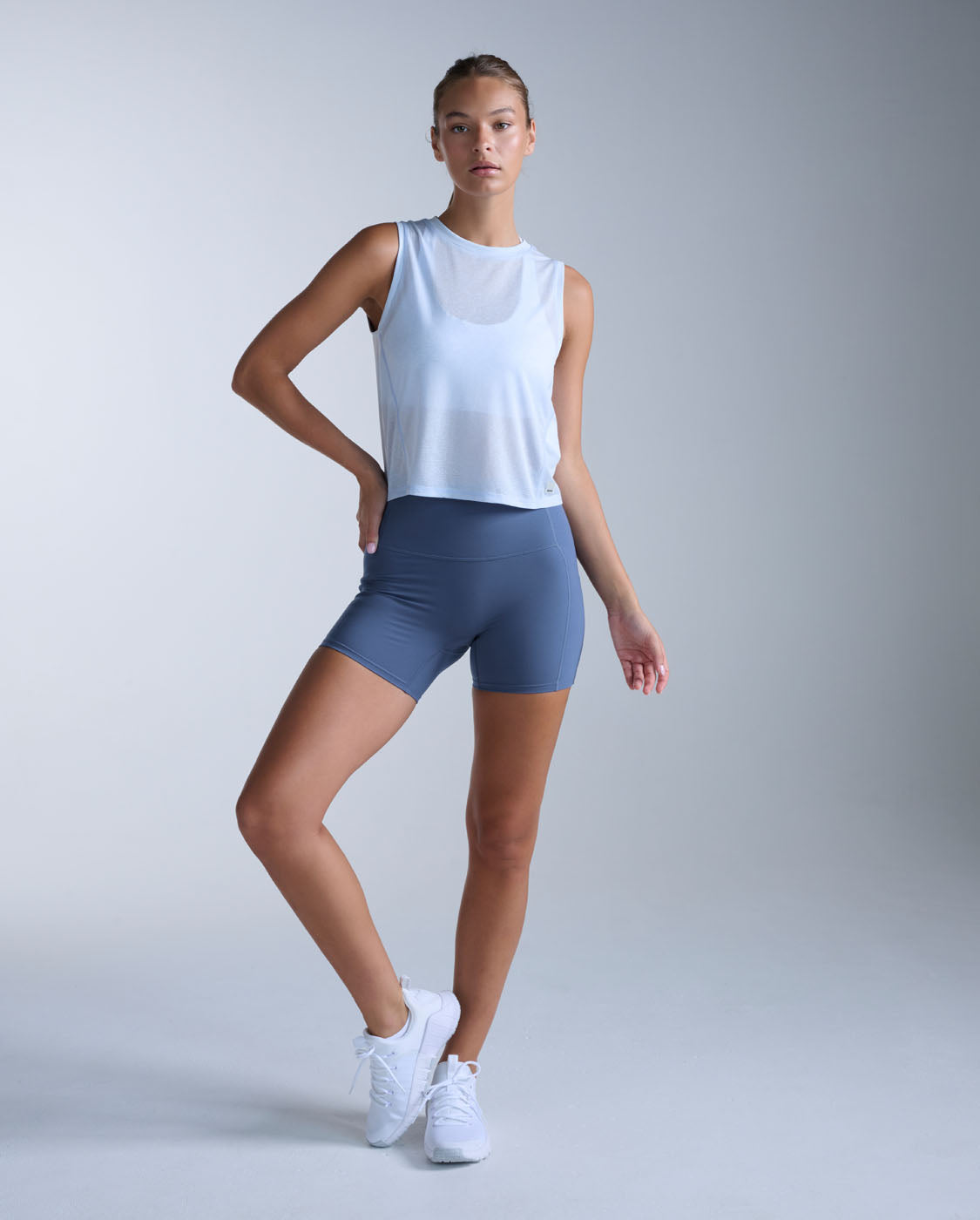 2xu-aero-relight-crop-tank-top-damen-halogen-white-atmungsaktiv image 1