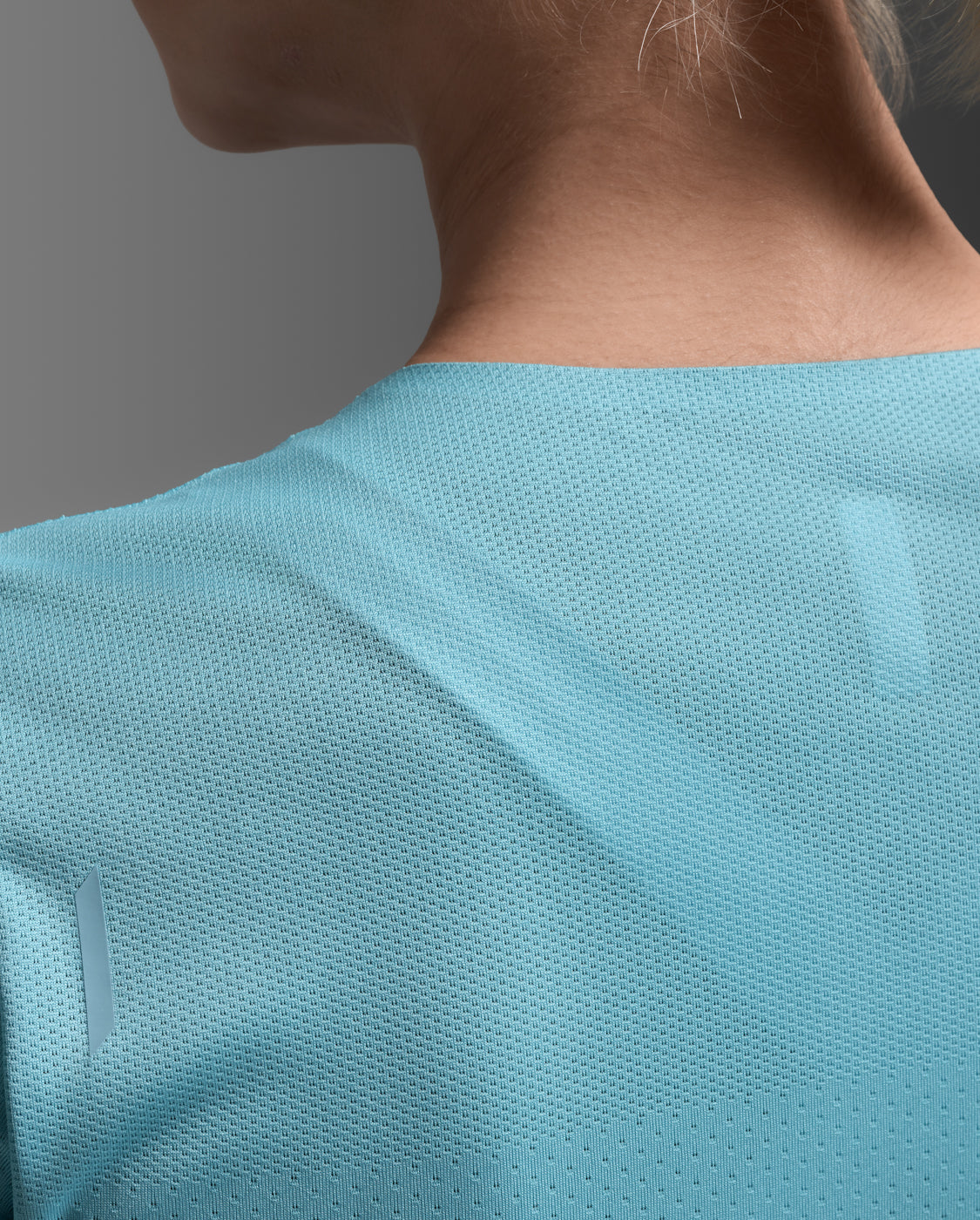 2xu-light-speed-tech-tee-laufshirt-damen-retro-blue image 6