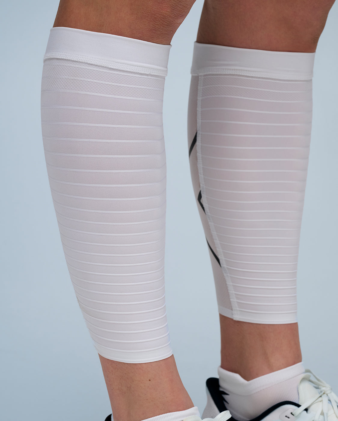 2xu-light-speed-aero-calf-guards-wei-schwarz-triathlon image 5