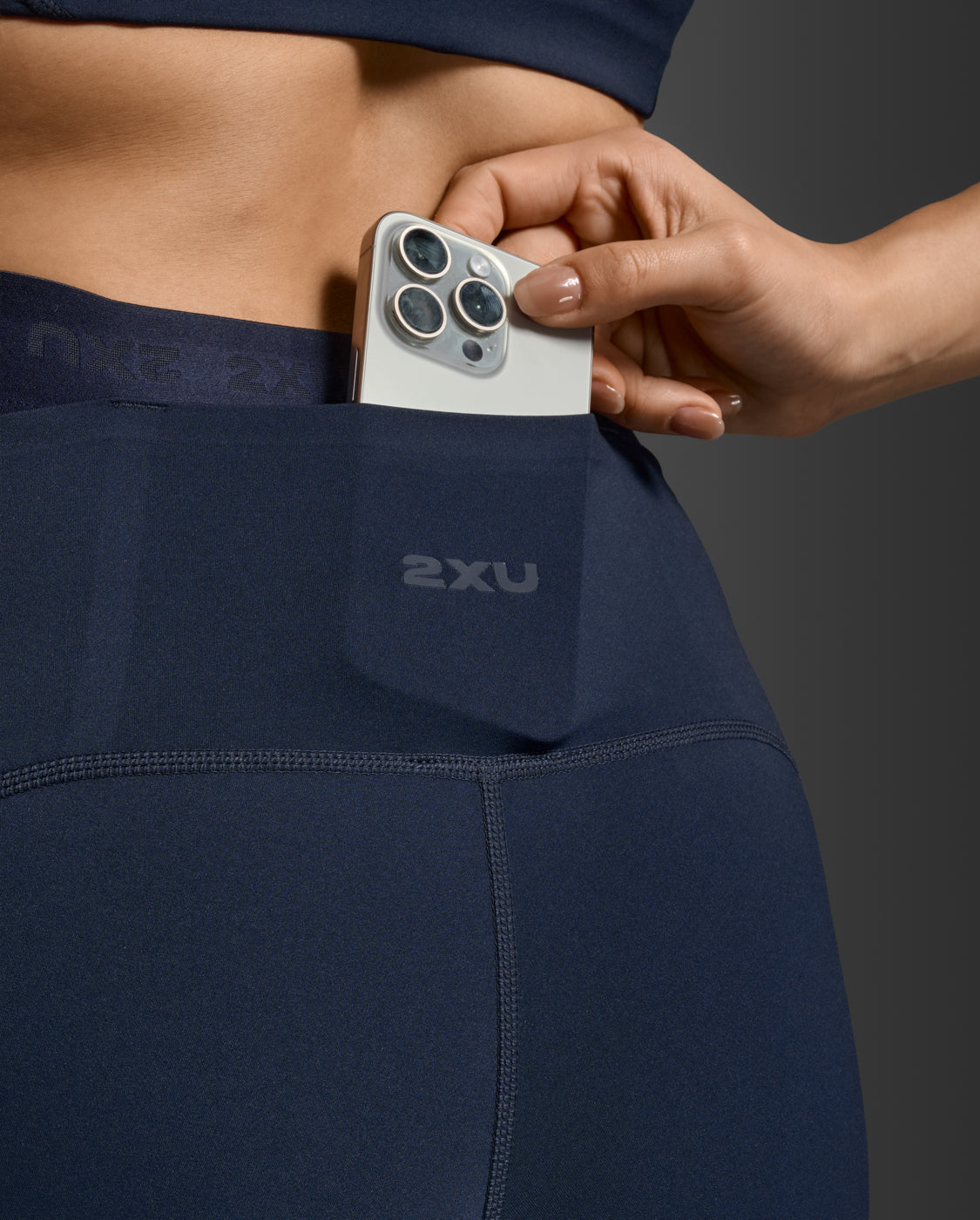 2xu-form-stash-tight-damen-midnight-7-8-taschen image 8