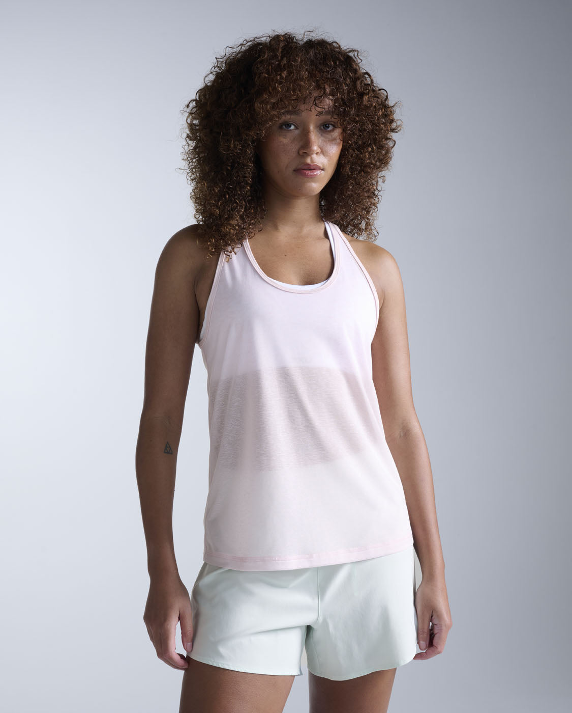 2xu-aero-relight-racerback-singlet-top-pink-frost image 1