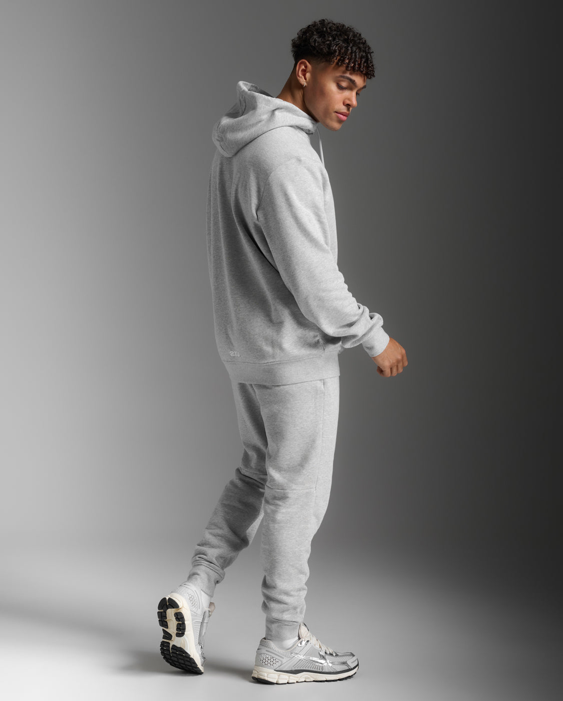 2xu-motion-aspire-zip-hoodie-grey-marle-white-fleece image 3