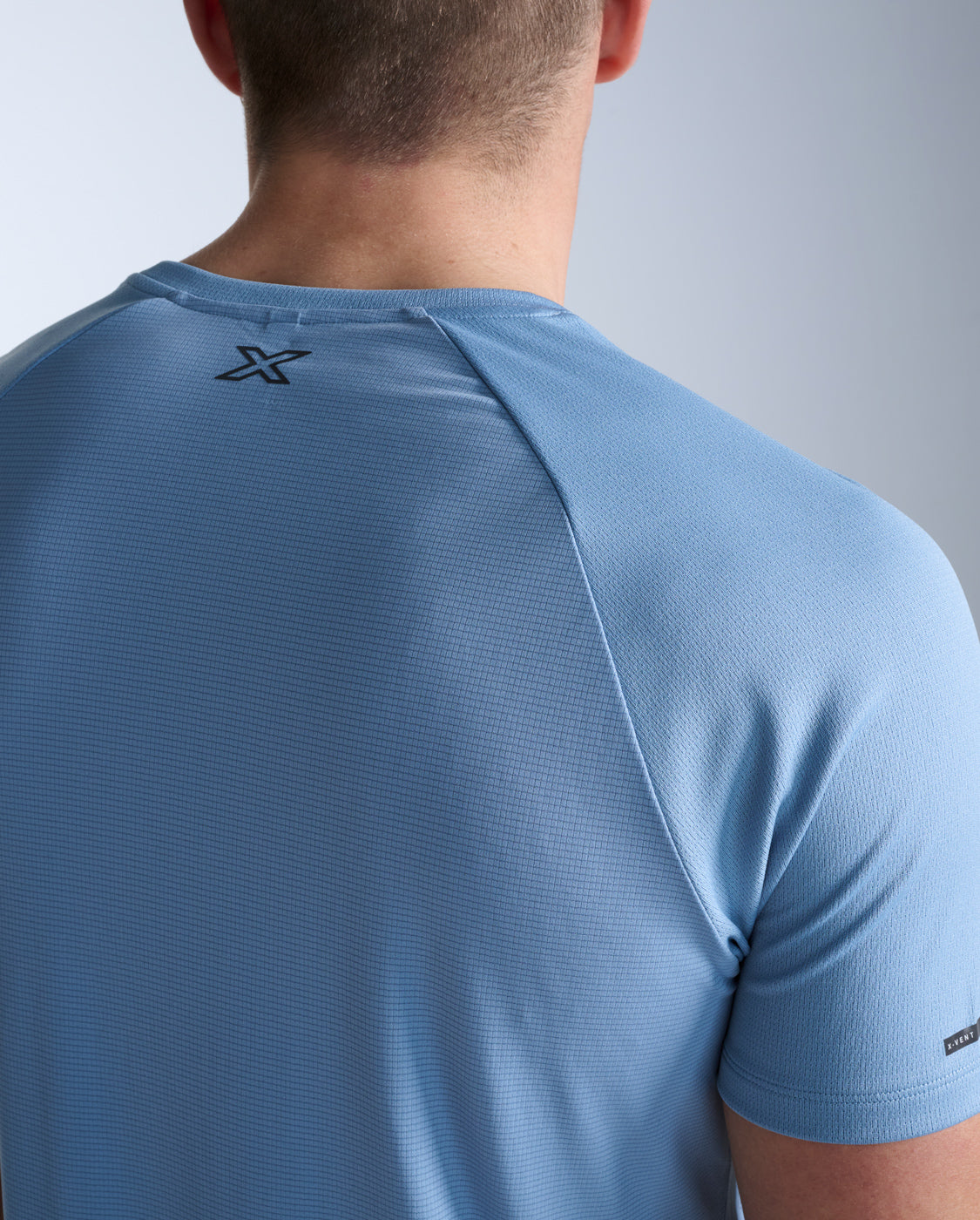 2xu-aero-tee-laufshirt-blue-shade-herren-mesh-kurzarm image 4