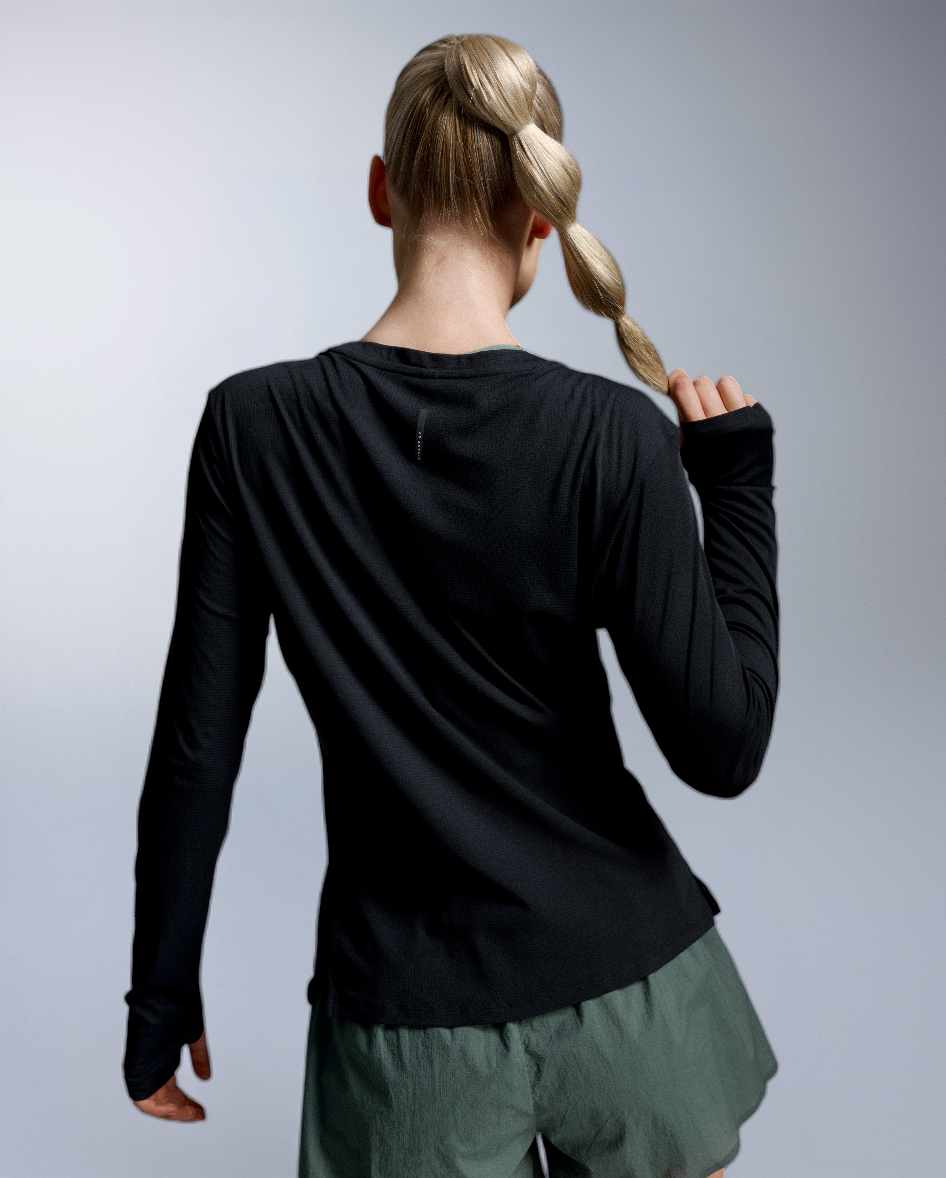 2xu-aero-trail-long-sleeve-laufshirt-schwarz-damen image 6