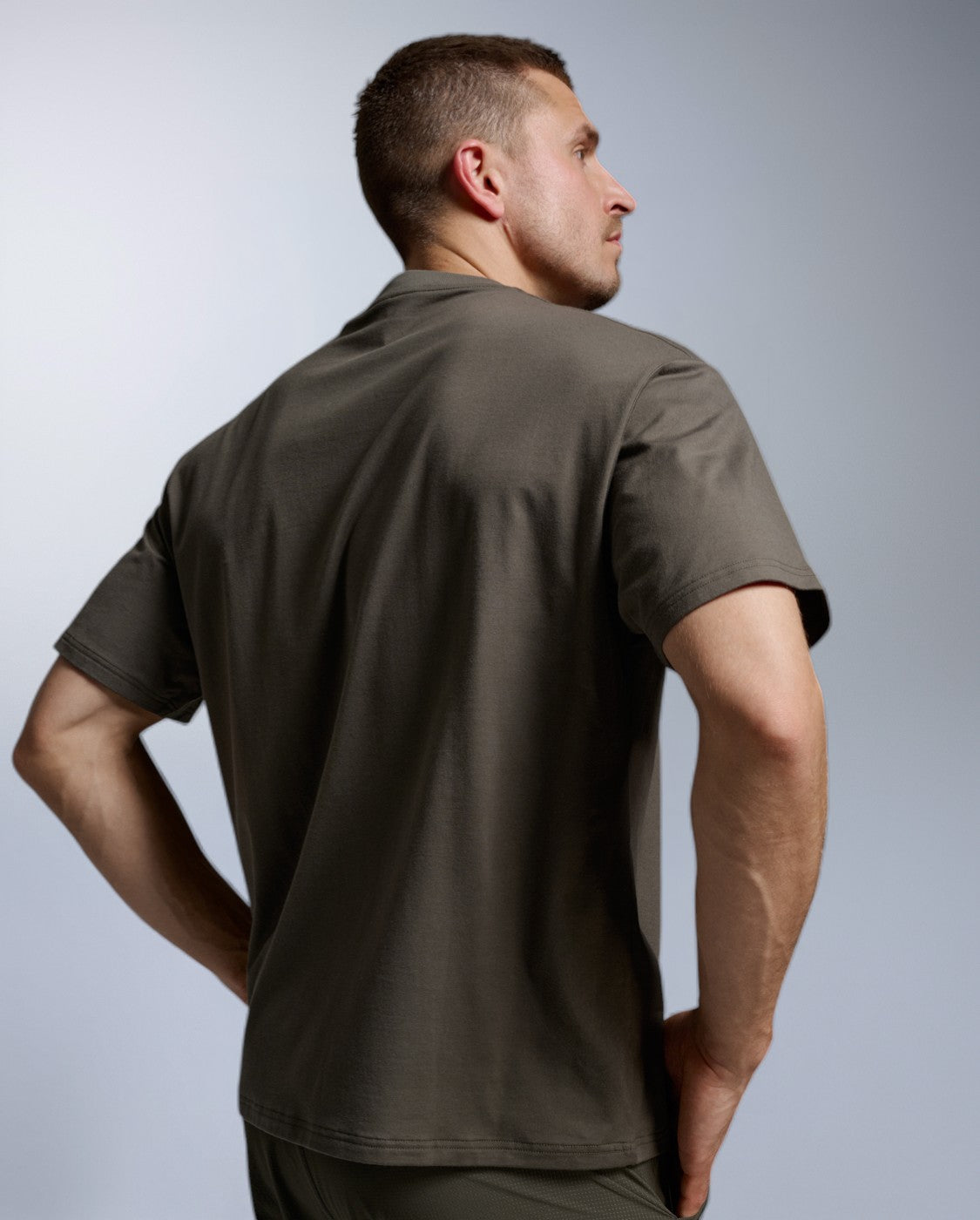 2xu-motion-oversized-tencel-t-shirt-flint-herren image 2