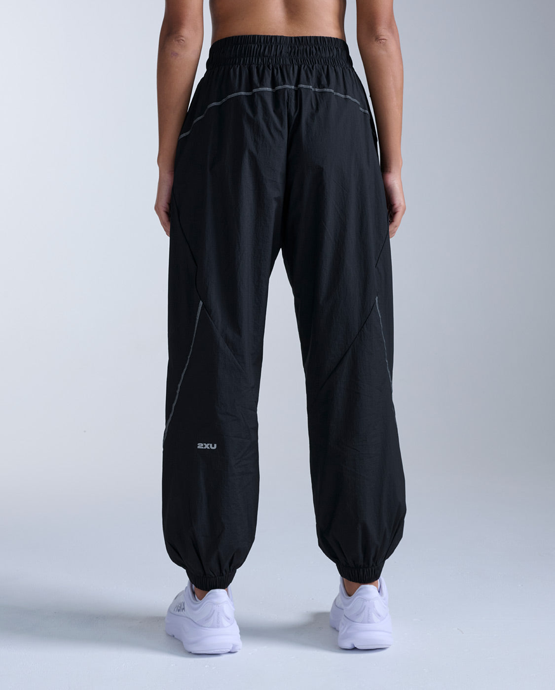 2xu-aero-oversized-jogger-damen-black-wasserabweisend image 2