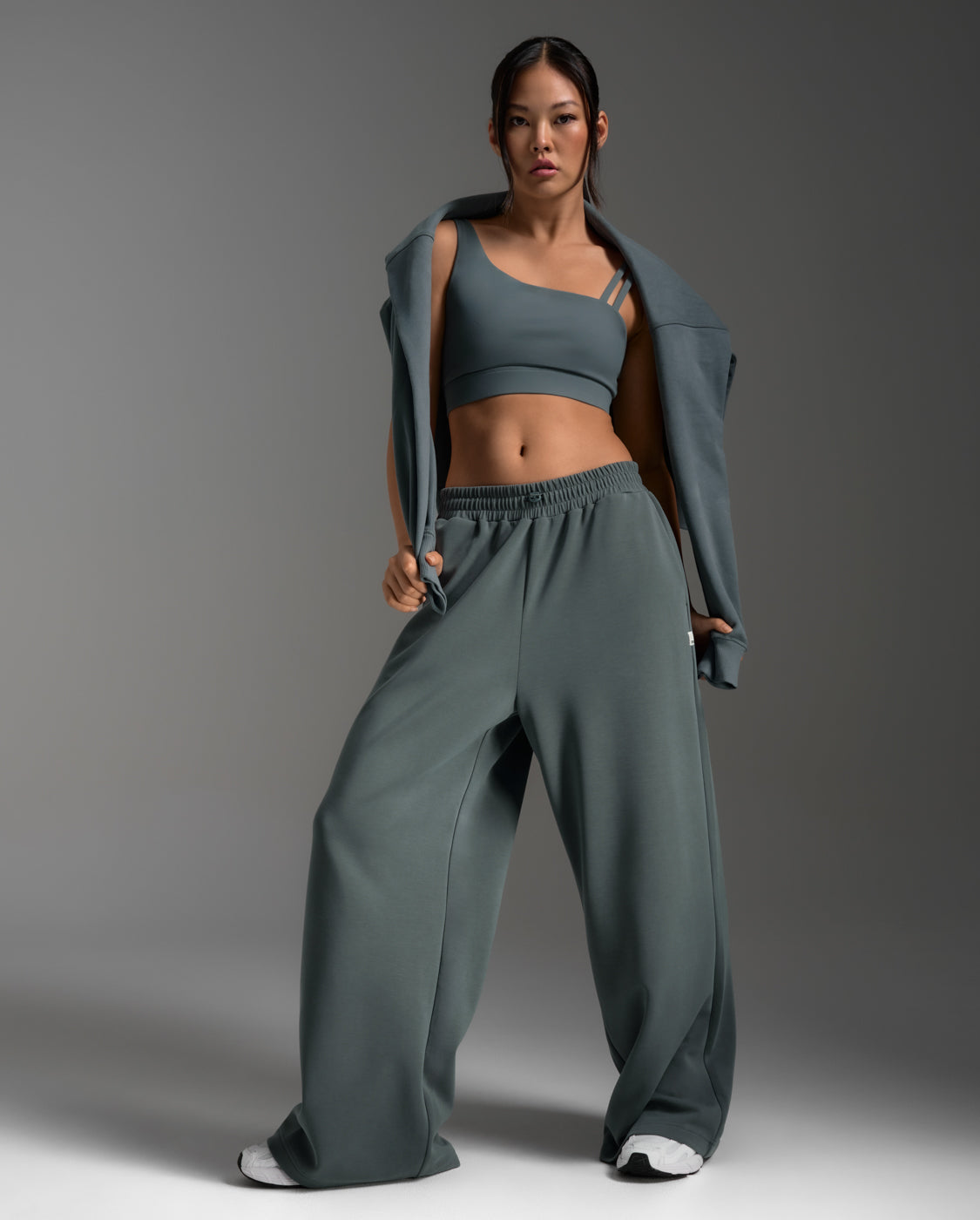 2xu-wonderluxe-wide-leg-pants-damen-sporthose-dark-sage image 1