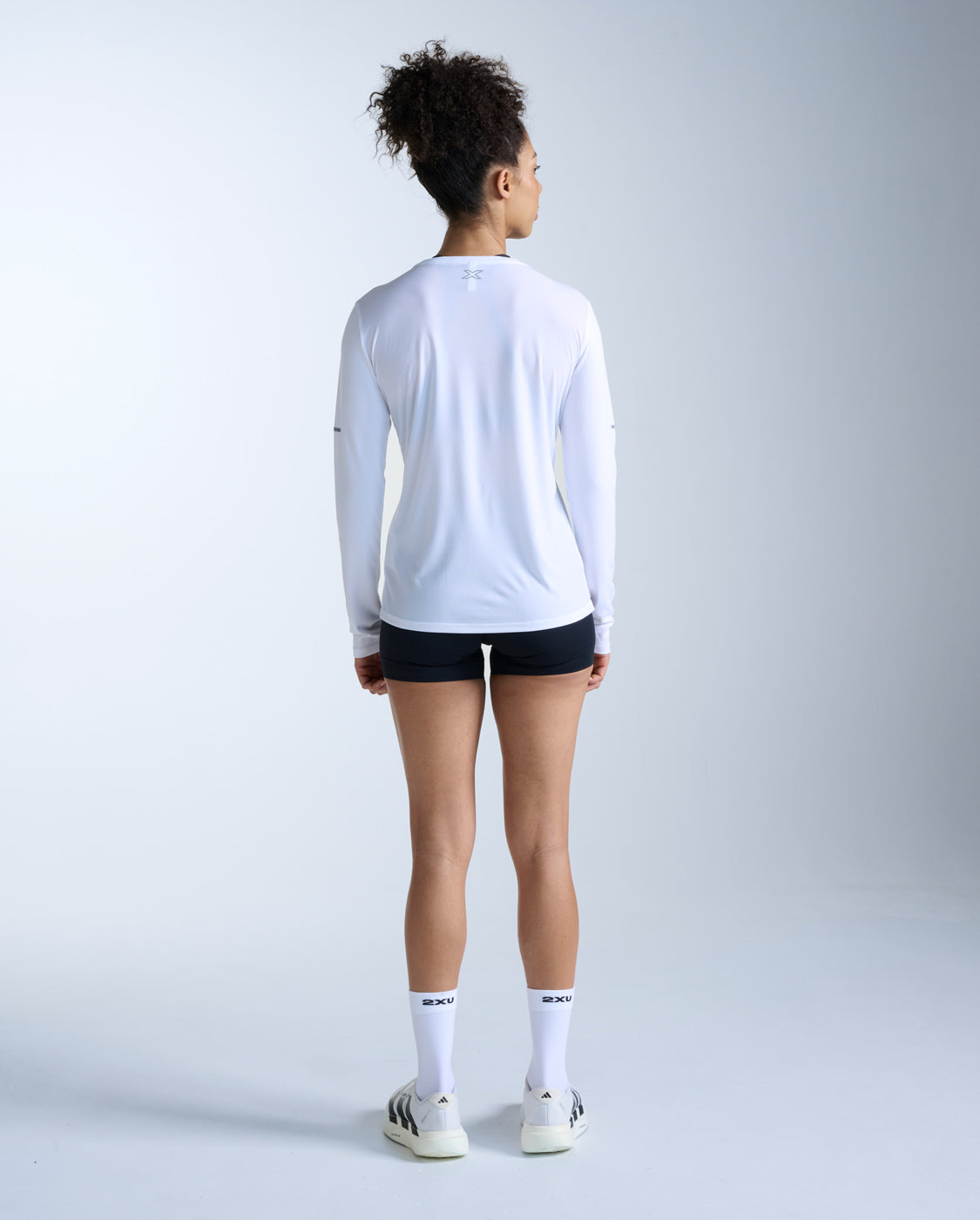 2xu-aero-long-sleeve-damen-wei-silber-laufshirt image 7