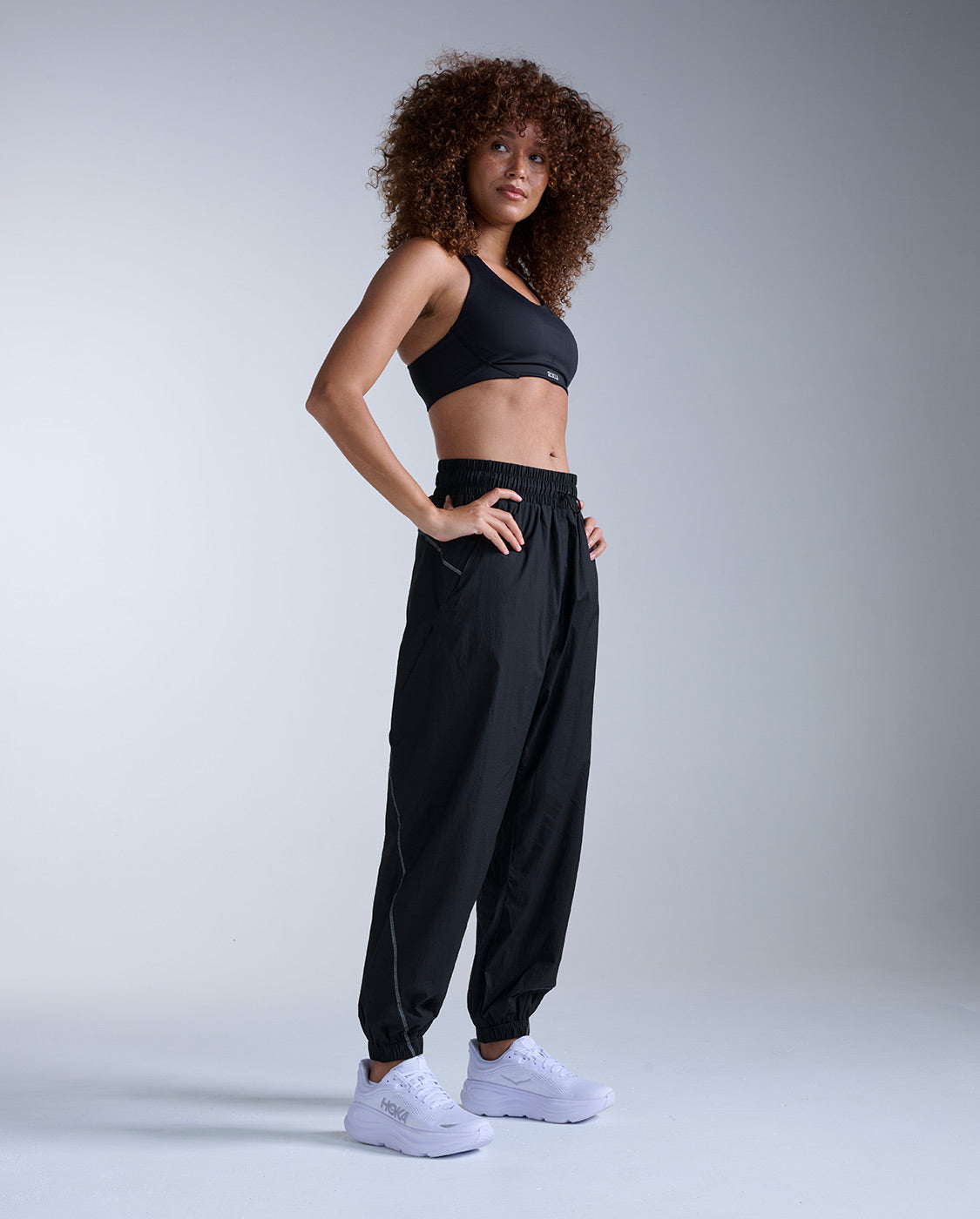 2xu-aero-oversized-jogger-damen-black-wasserabweisend image 7