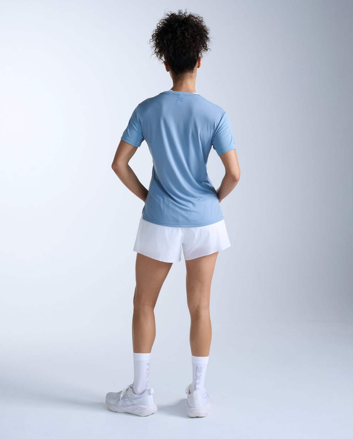 2xu-aero-tee-laufshirt-damen-blue-shade-uv-schutz image 7