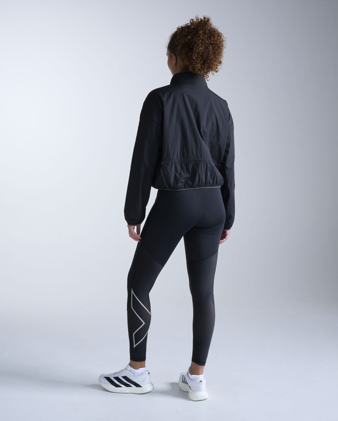 2xu-aero-sheer-bomber-jacke-damen-schwarz-wasserdicht image 8
