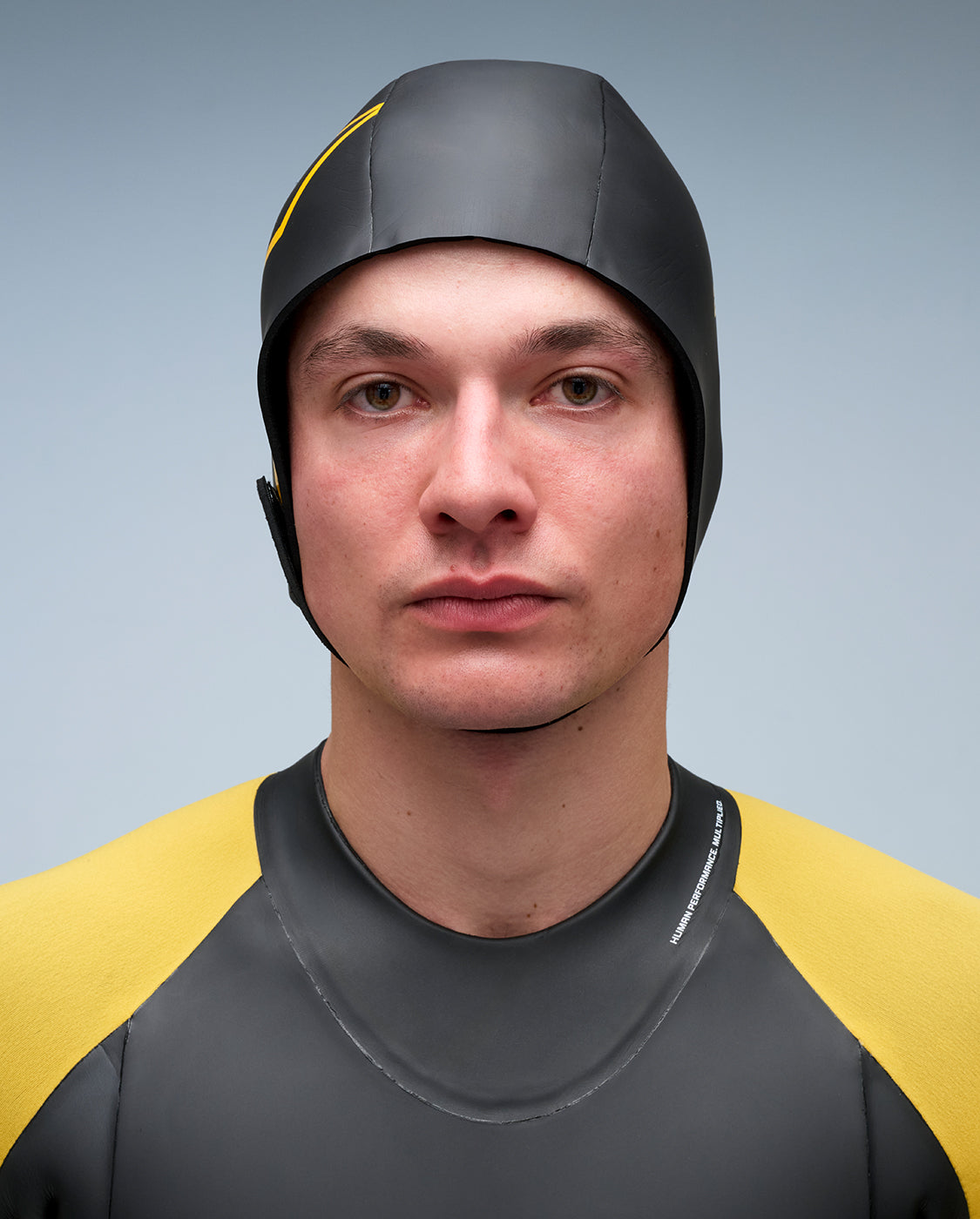 2xu-propel-neoprene-swim-cap-badekappe-schwarz-verstellbar image 1