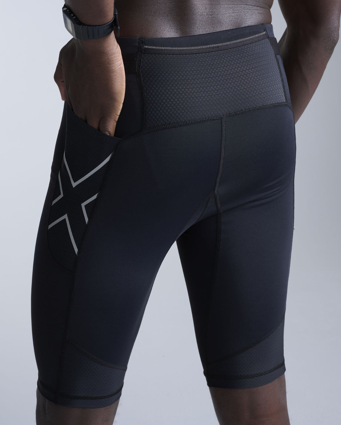 2xu-aero-mesh-compression-shorts-kompressionsshorts-schwarz-herren image 4