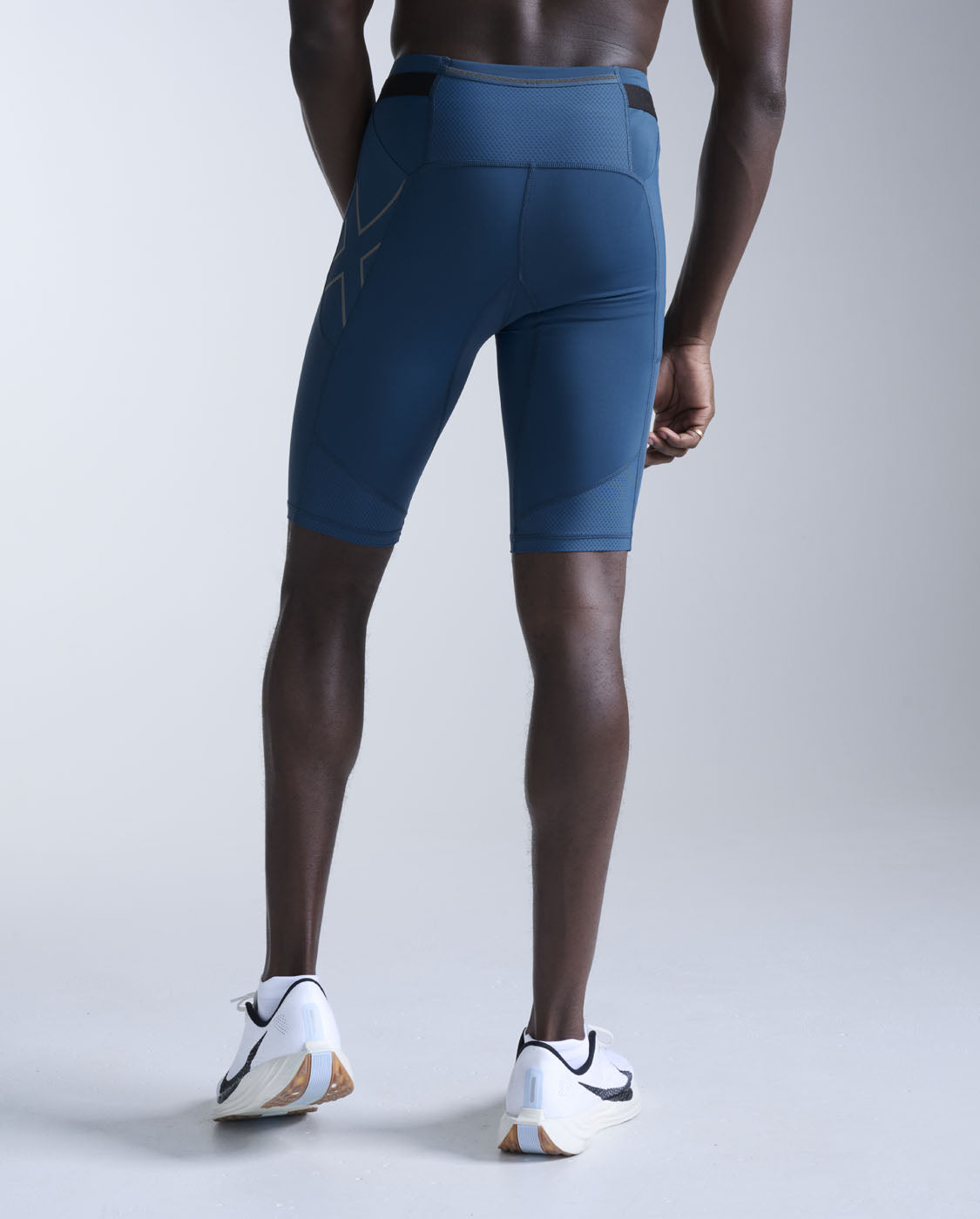 2xu-aero-mesh-kompressionsshorts-majol-herren-mit-taschen image 2