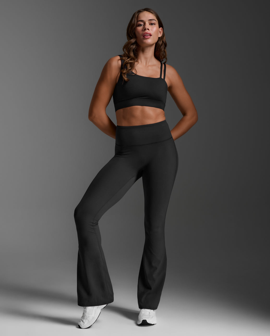 2xu-fluid-hi-rise-flare-pant-trainingshose-schwarz image 4