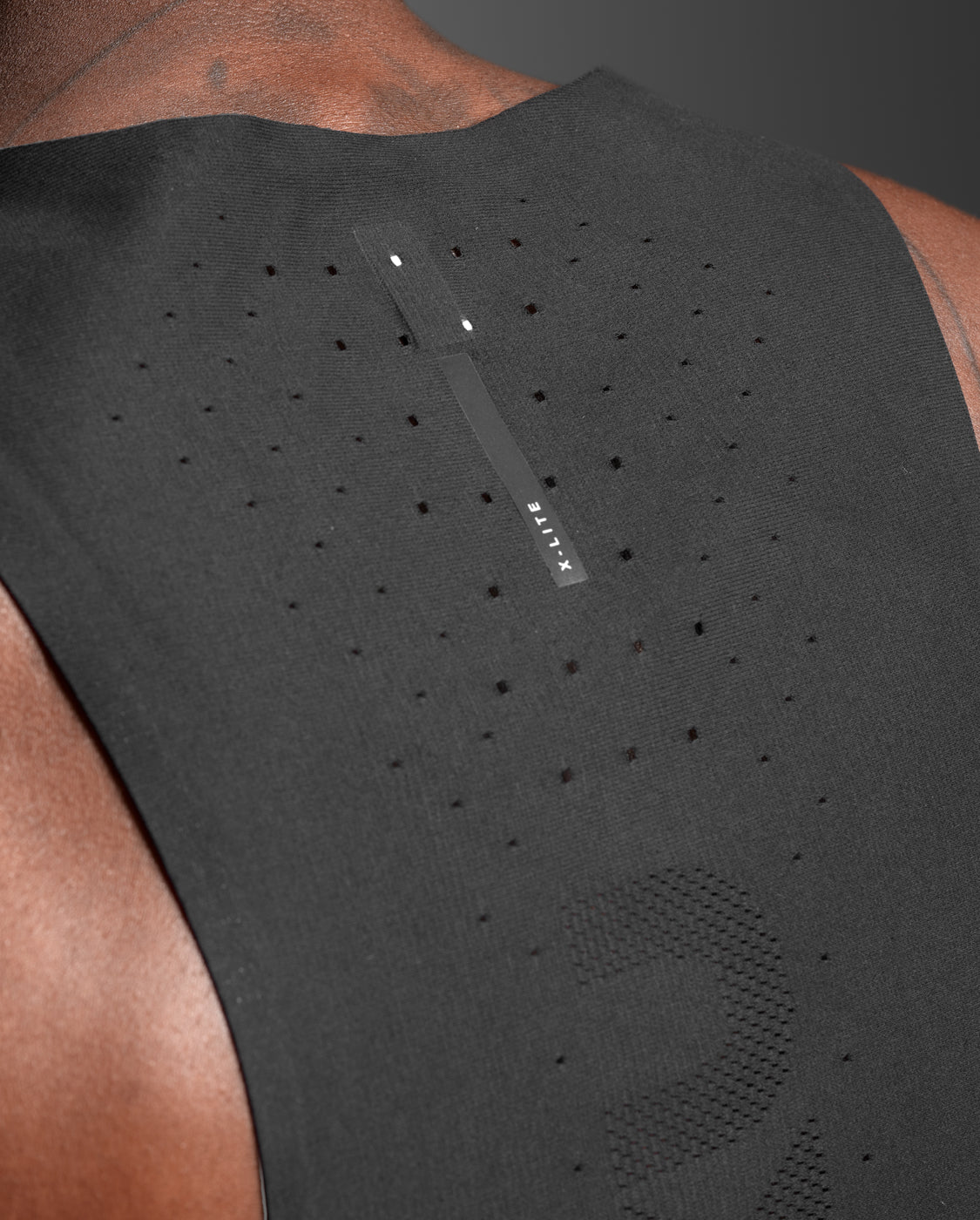 2xu-light-speed-react-singlet-herren-black-black-reflective-slim-fit image 7
