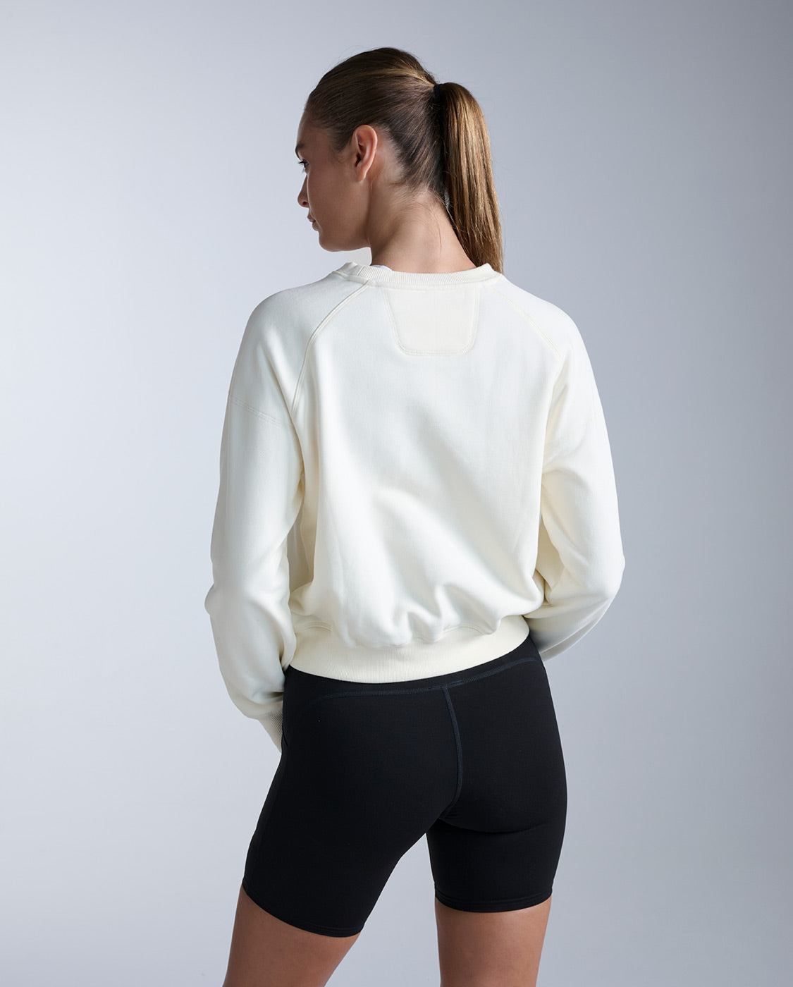 2xu-ez-organic-cotton-ribbed-crew-damen-chalk-pullover-bio image 2