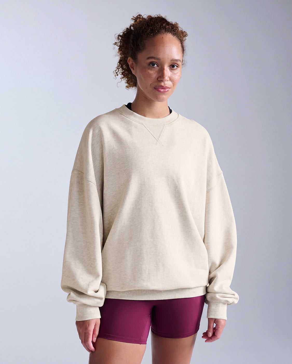 2xu-ez-oversized-organic-cotton-crew-sweatshirt-chalk-bio-baumwolle image 1
