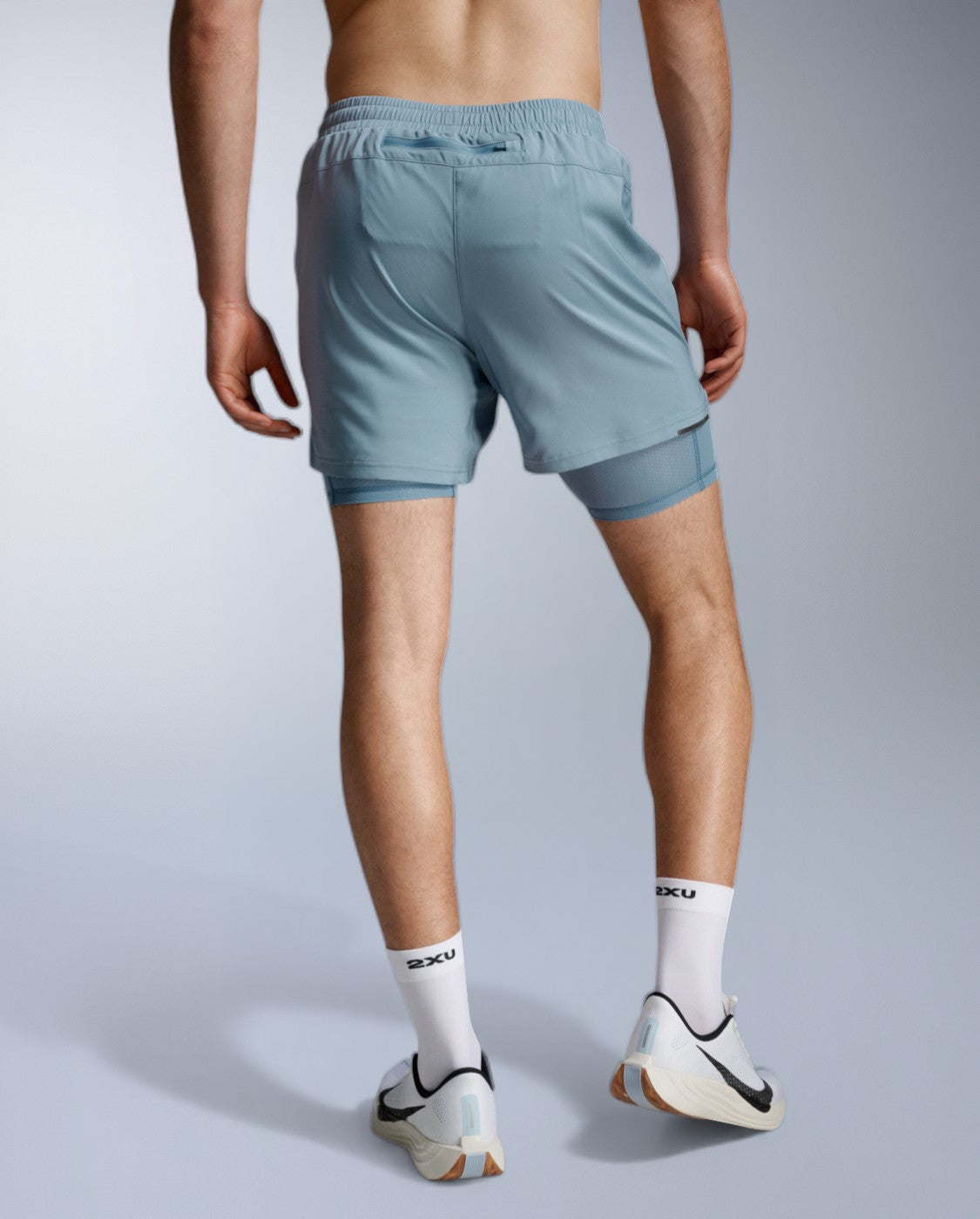 2xu-aero-mesh-2-in-1-5-inch-shorts-herren-blue-shade image 2