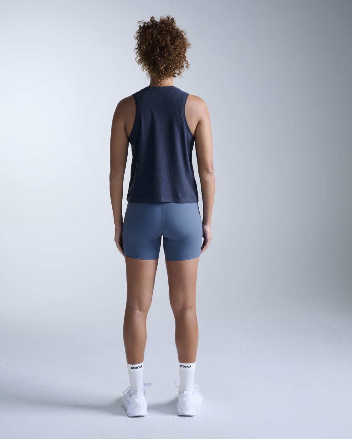 2xu-form-soft-jersey-relaxed-tank-top-midnight-white image 6