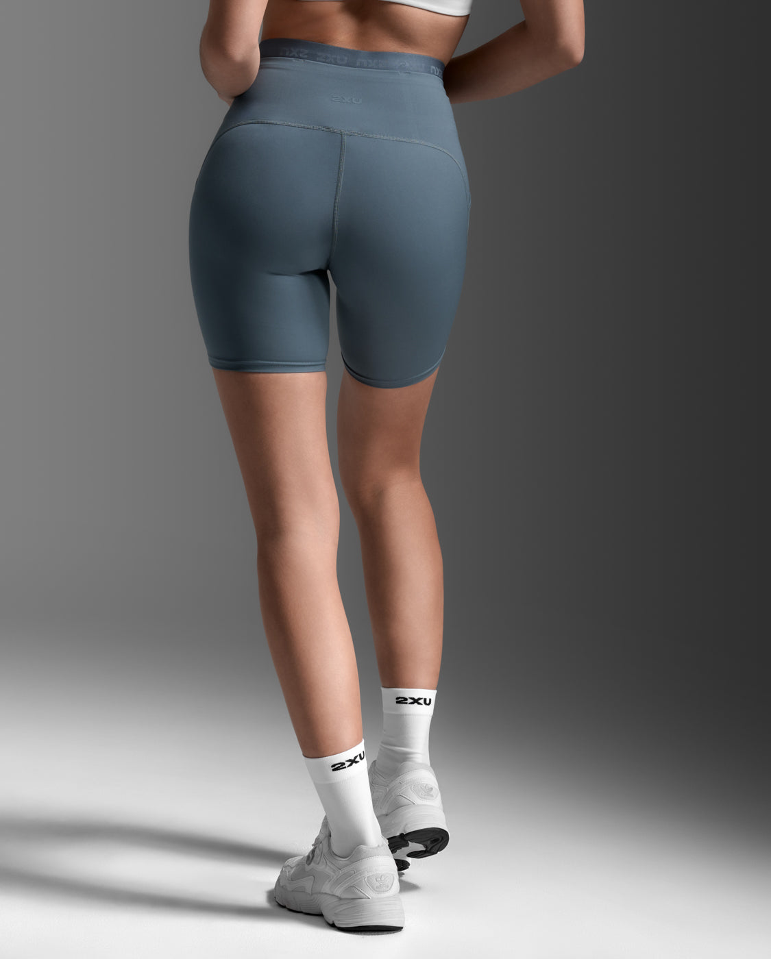 2xu-form-stash-hi-rise-6-shorts-damen-dark-sage-taschen image 3