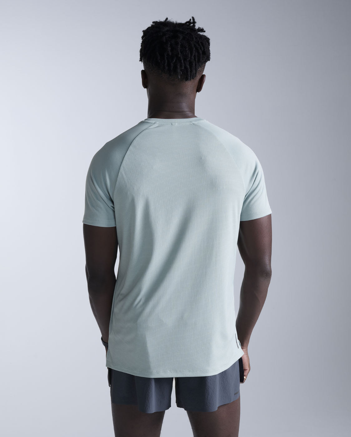 2xu-aero-tee-laufshirt-smoke-blue-black-slim-atmungsaktiv image 3