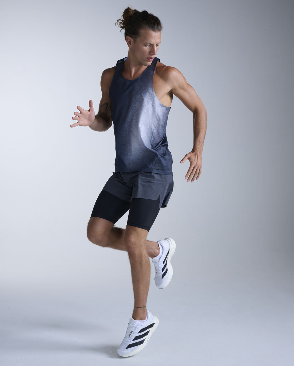2xu-light-speed-react-singlet-herren-moonstone image 6
