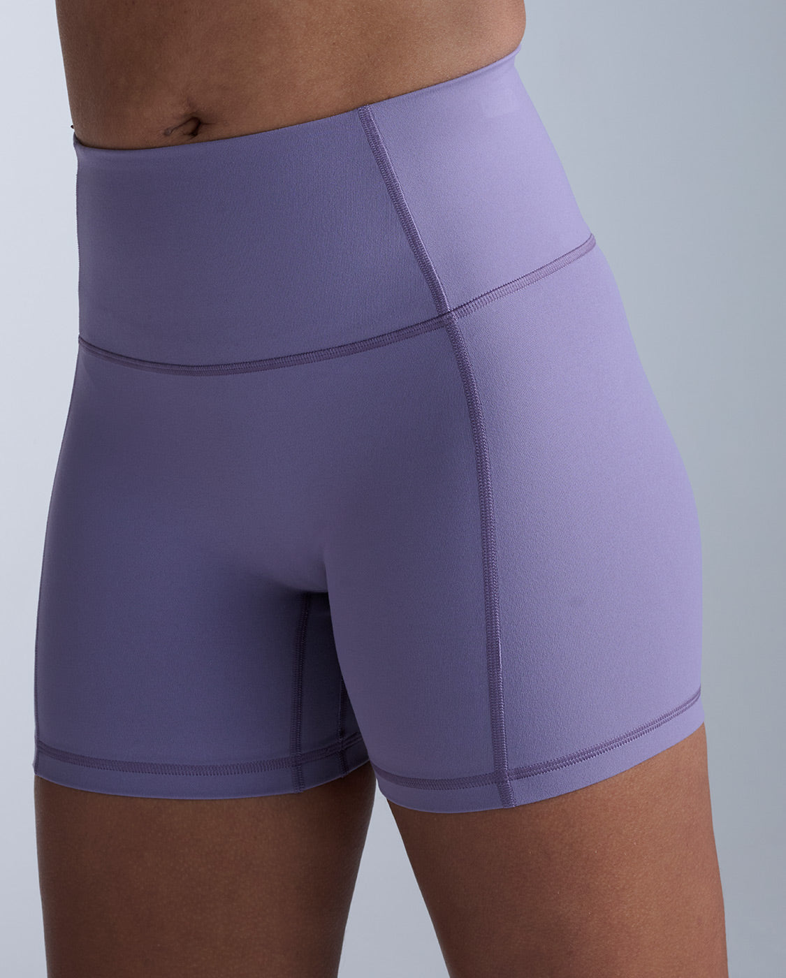 2xu-fluid-hi-rise-5-shorts-dusted-grape-high-waist image 3