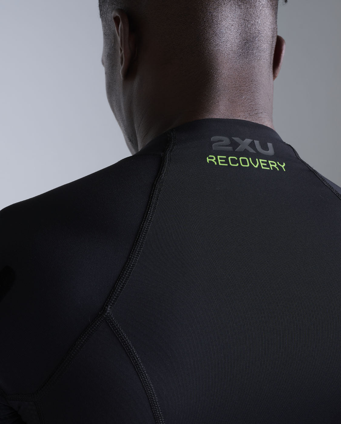 2xu-recovery-kompressionsshirt-herren-schwarz-fir-fest image 7