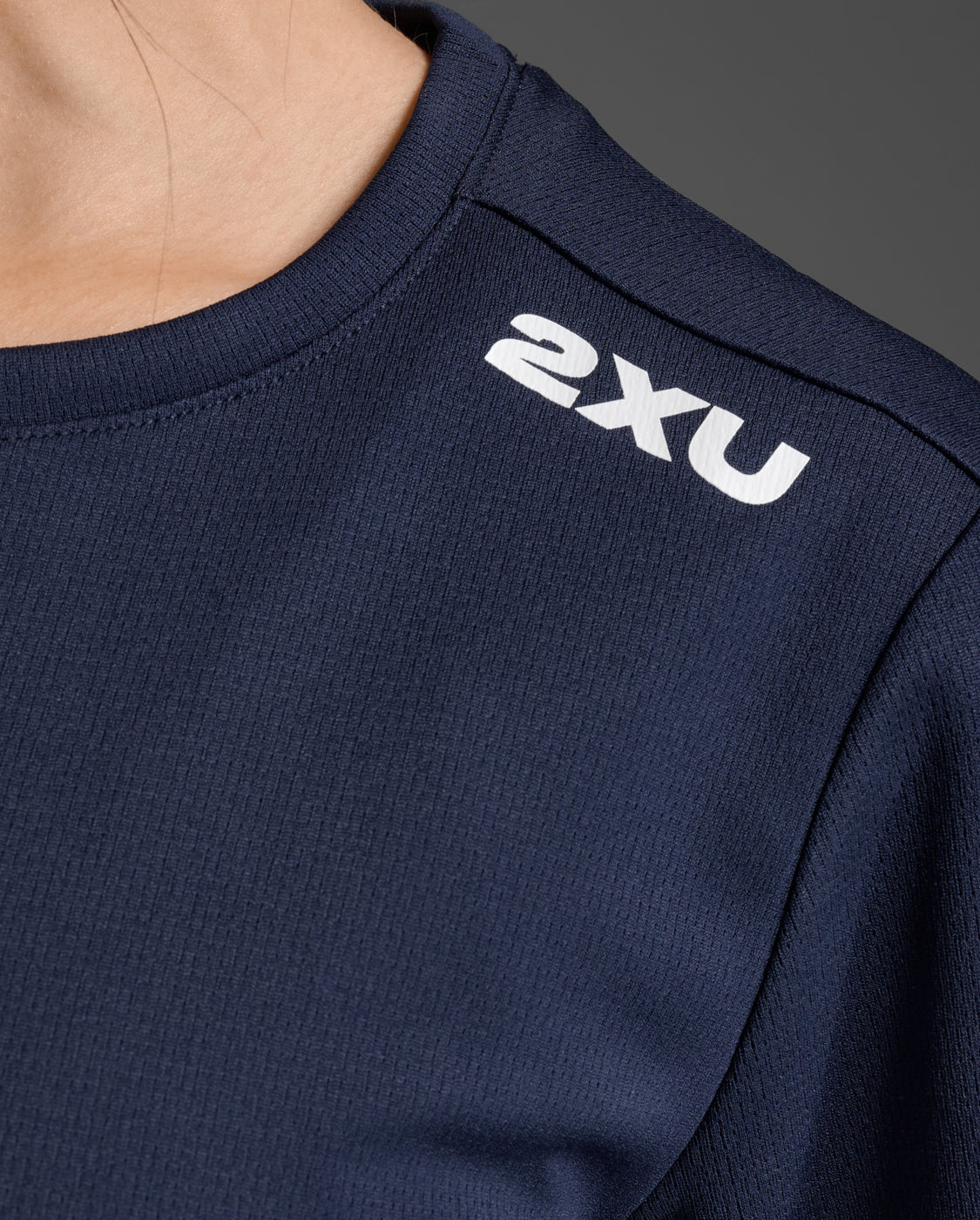 2xu-motion-aspire-tee-laufshirt-damen-midnight-kurzarm image 8