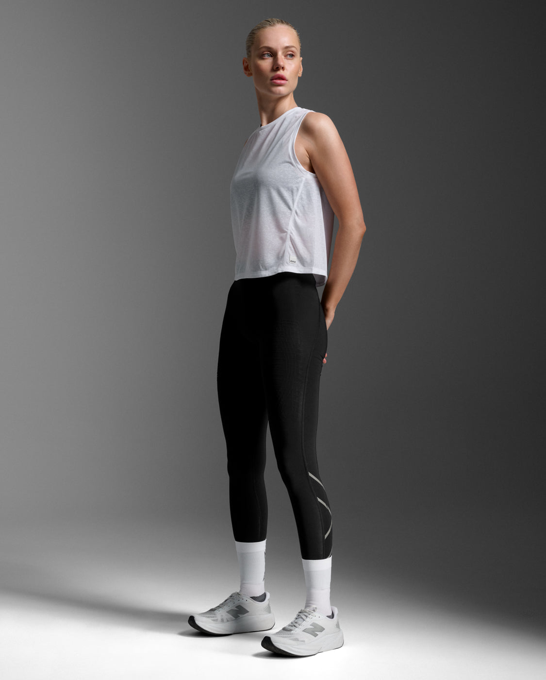 2xu-aero-relight-crop-tank-top-damen-wei-leicht image 2