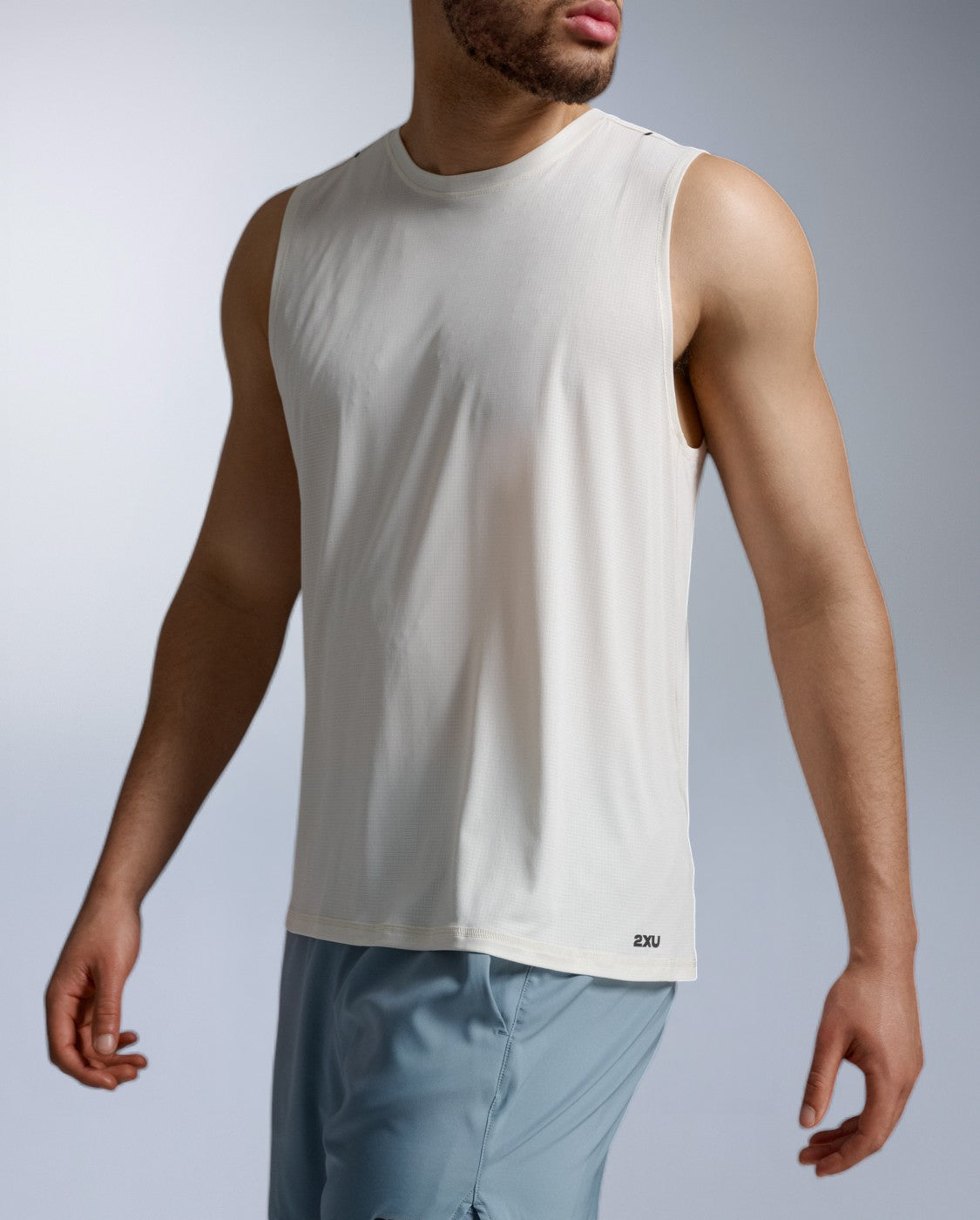 2xu-aero-trail-tank-top-herren-chalk-black-schnelltrocknend image 3