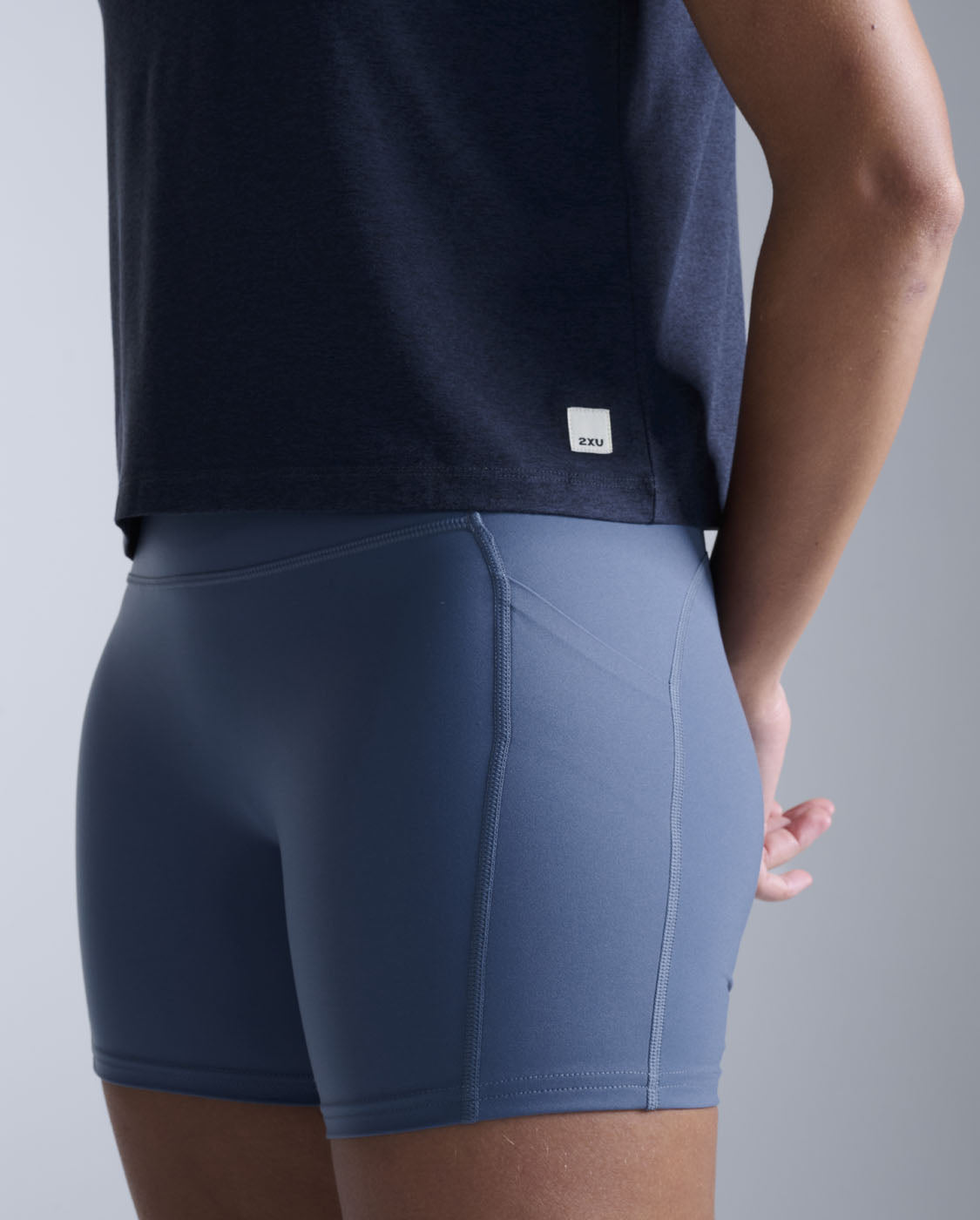 2xu-form-soft-jersey-relaxed-tank-top-midnight-white image 3
