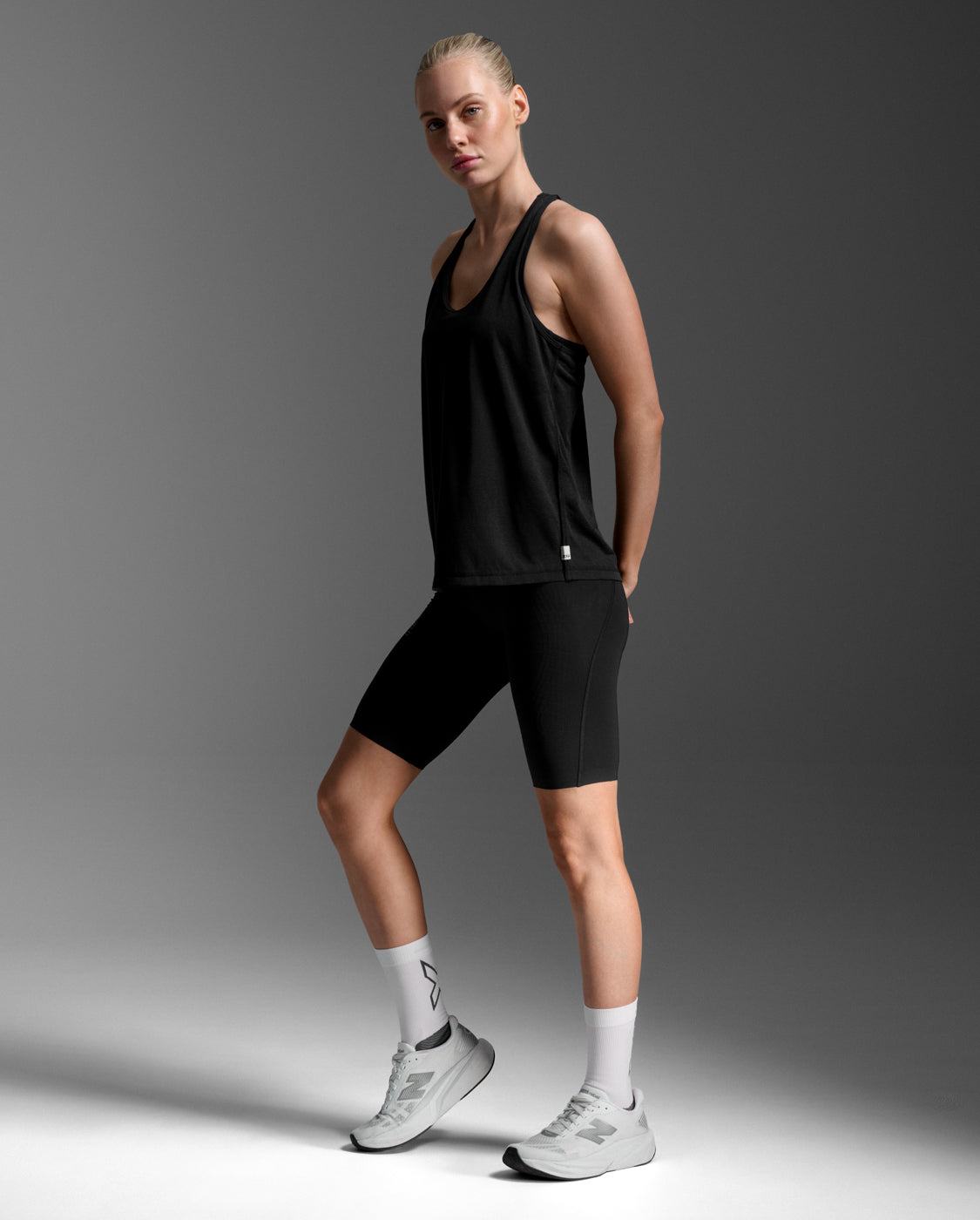 2xu-aero-relight-racerback-singlet-top-schwarz-damen image 2