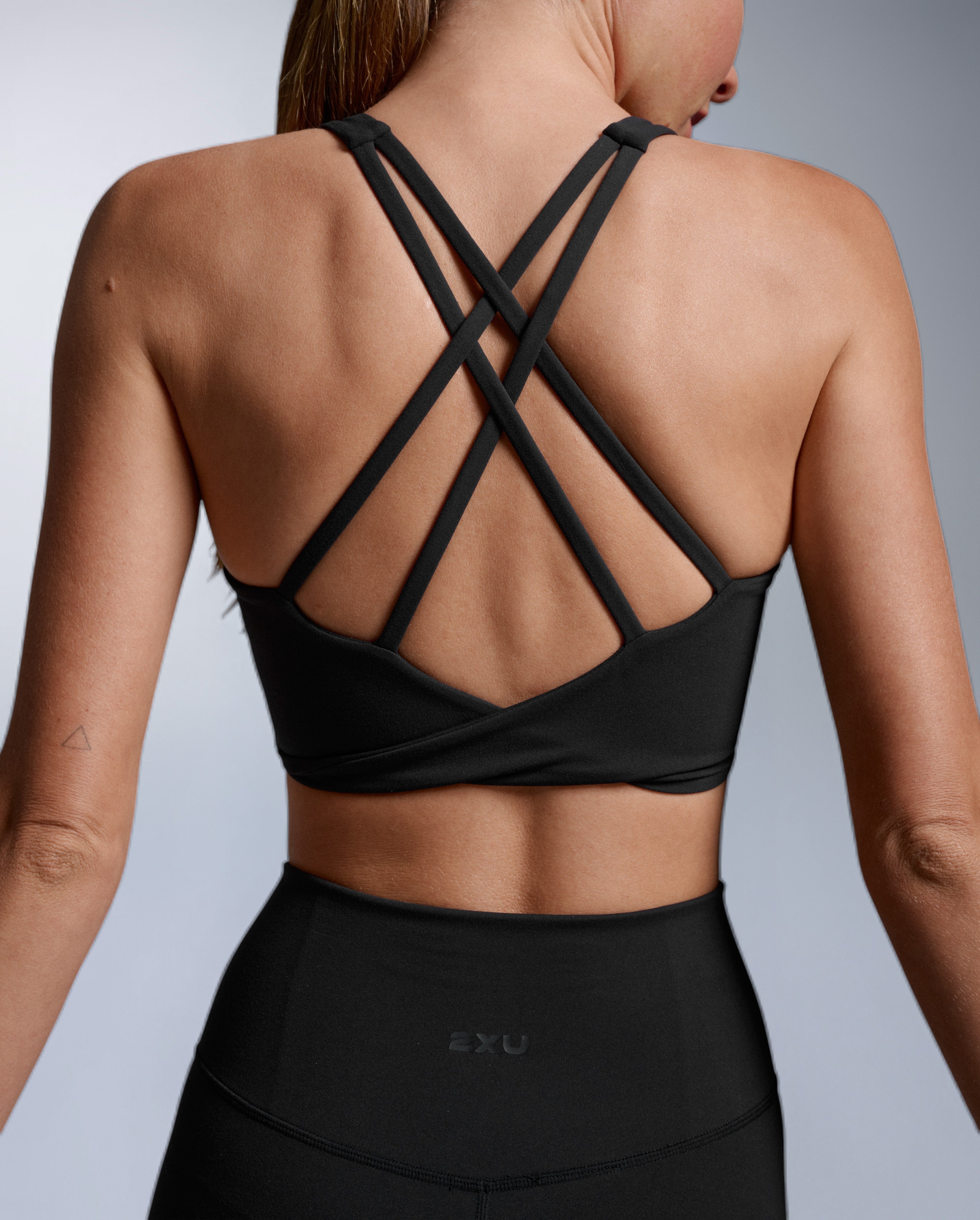 2xu-fluid-twist-back-bra-sport-bh-schwarz image 8