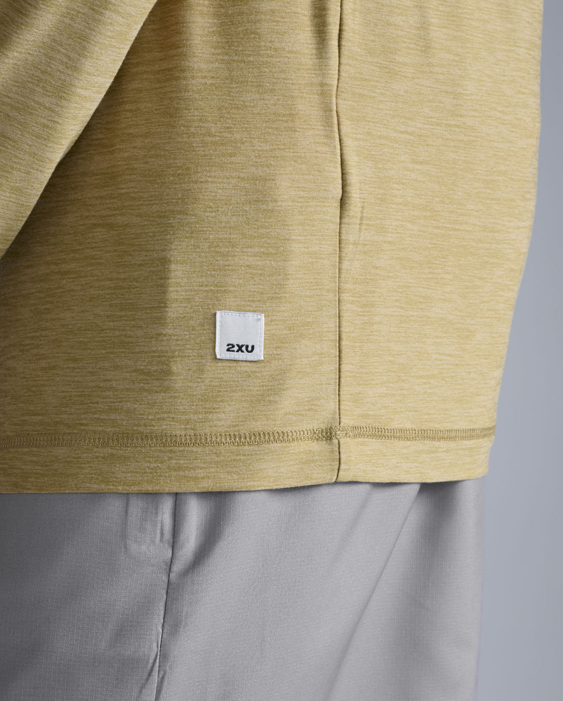 2xu-signature-long-sleeve-khaki-herren-langarmshirt image 5