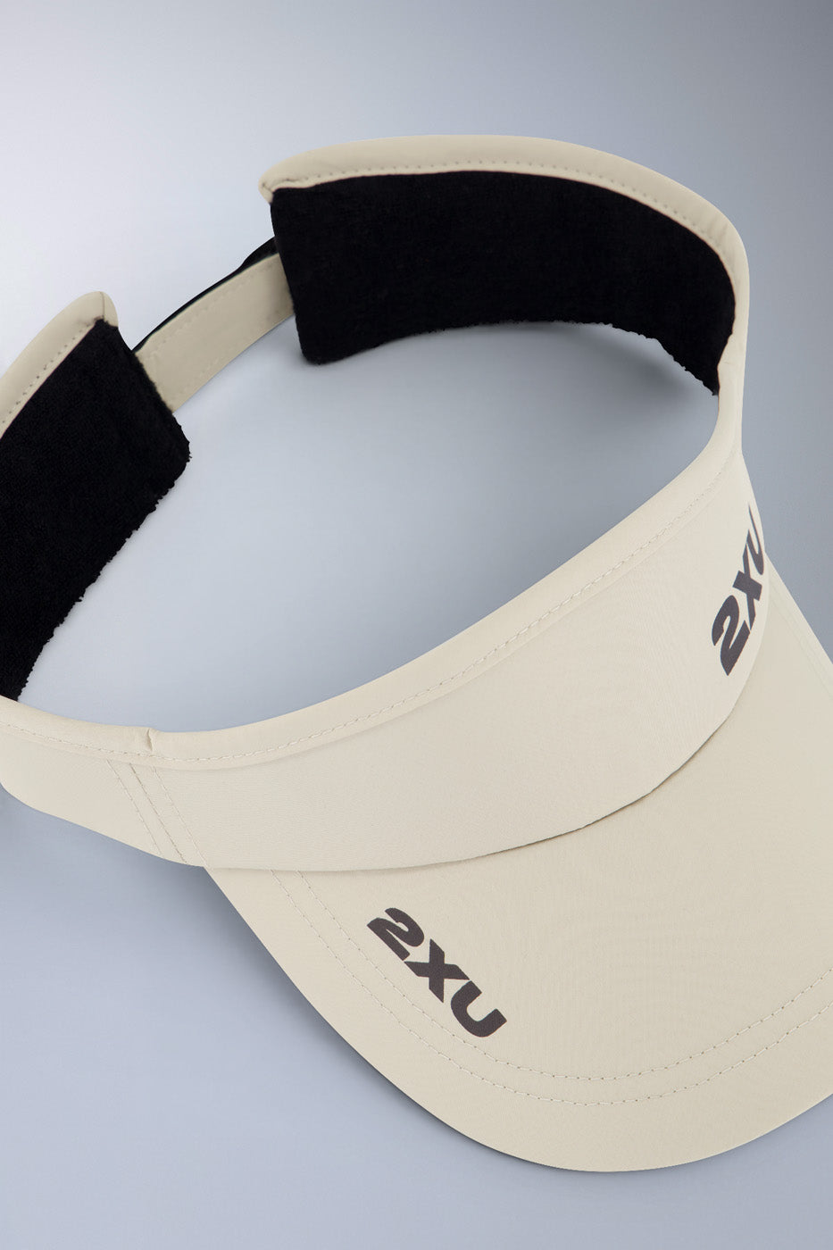 2xu-aero-run-visor-unisex-pebble-schnell-trocknend image 3