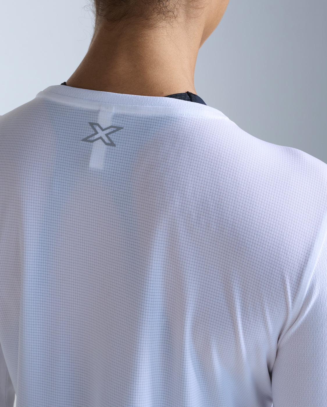 2xu-aero-long-sleeve-damen-wei-silber-laufshirt image 3