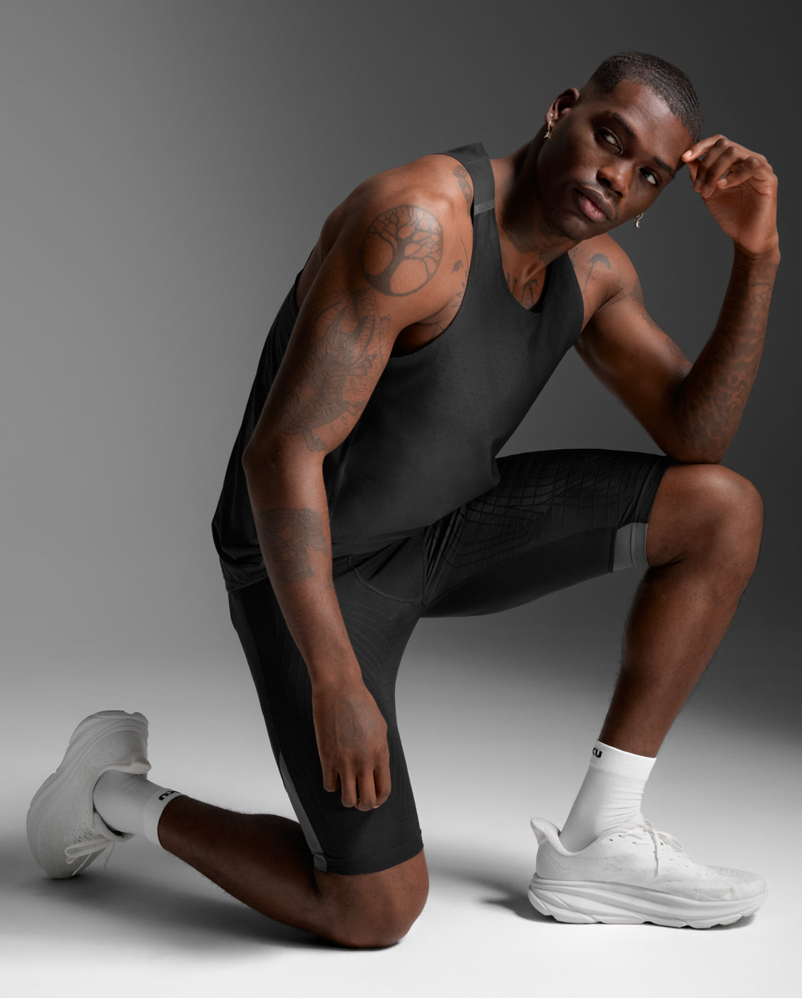 2xu-light-speed-react-singlet-herren-black-black-reflective-slim-fit image 8
