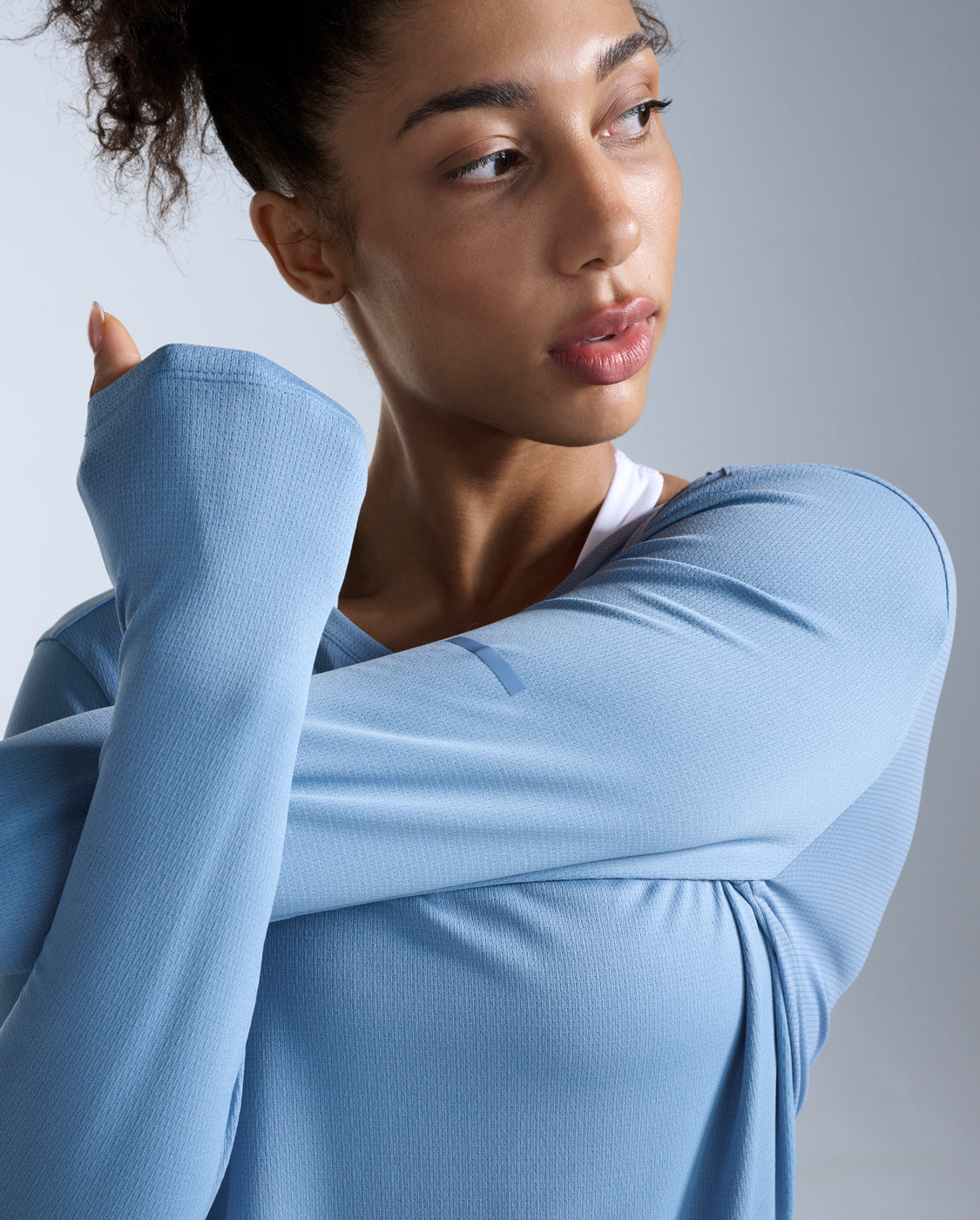 2xu-aero-langarm-laufshirt-damen-blue-shade-reflect image 2