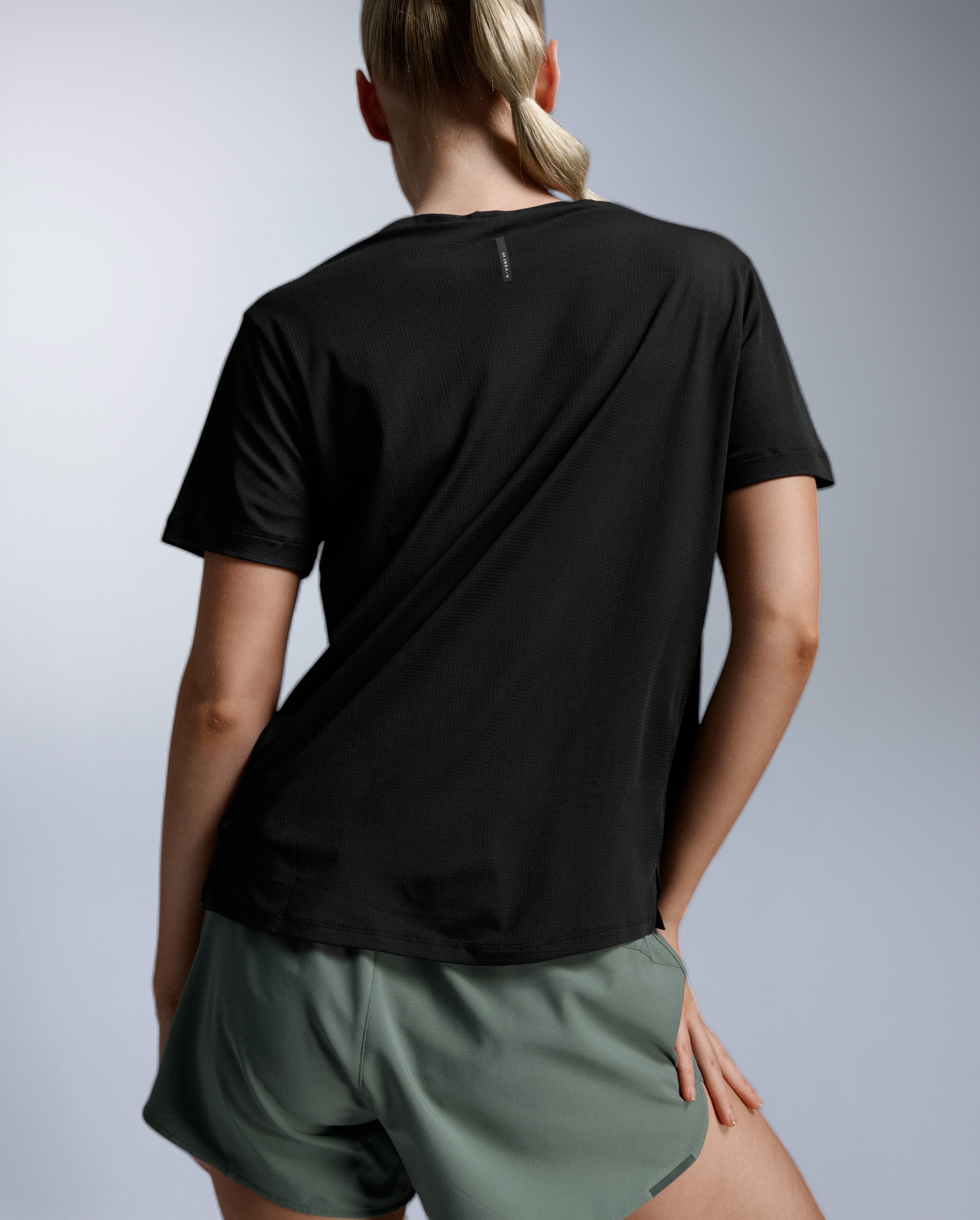 2xu-aero-trail-tee-t-shirt-schwarz-damen-upf-50 image 3