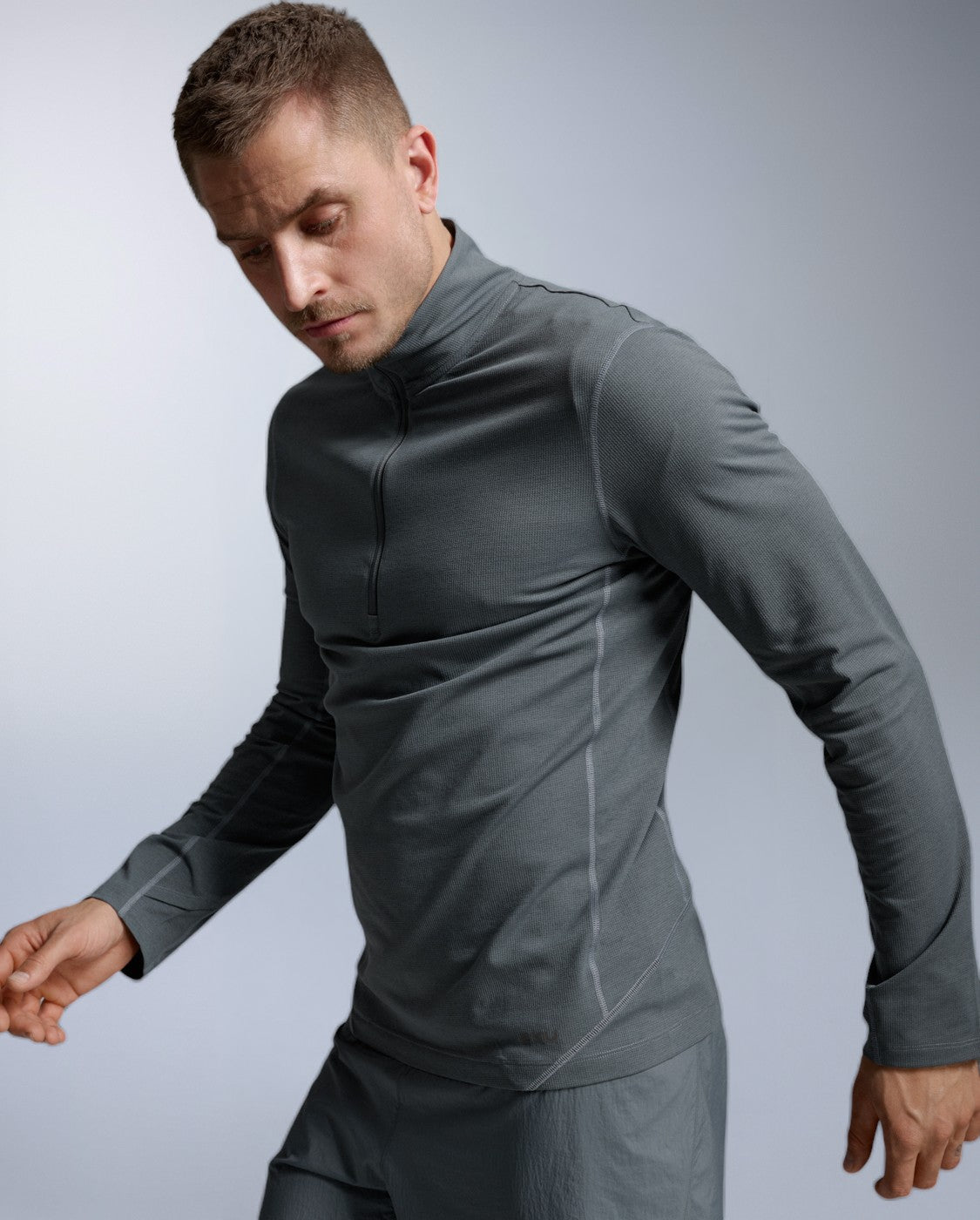 2xu-aero-trail-1-2-zip-laufshirt-herren-turbulence-black-atmungsaktiv image 3