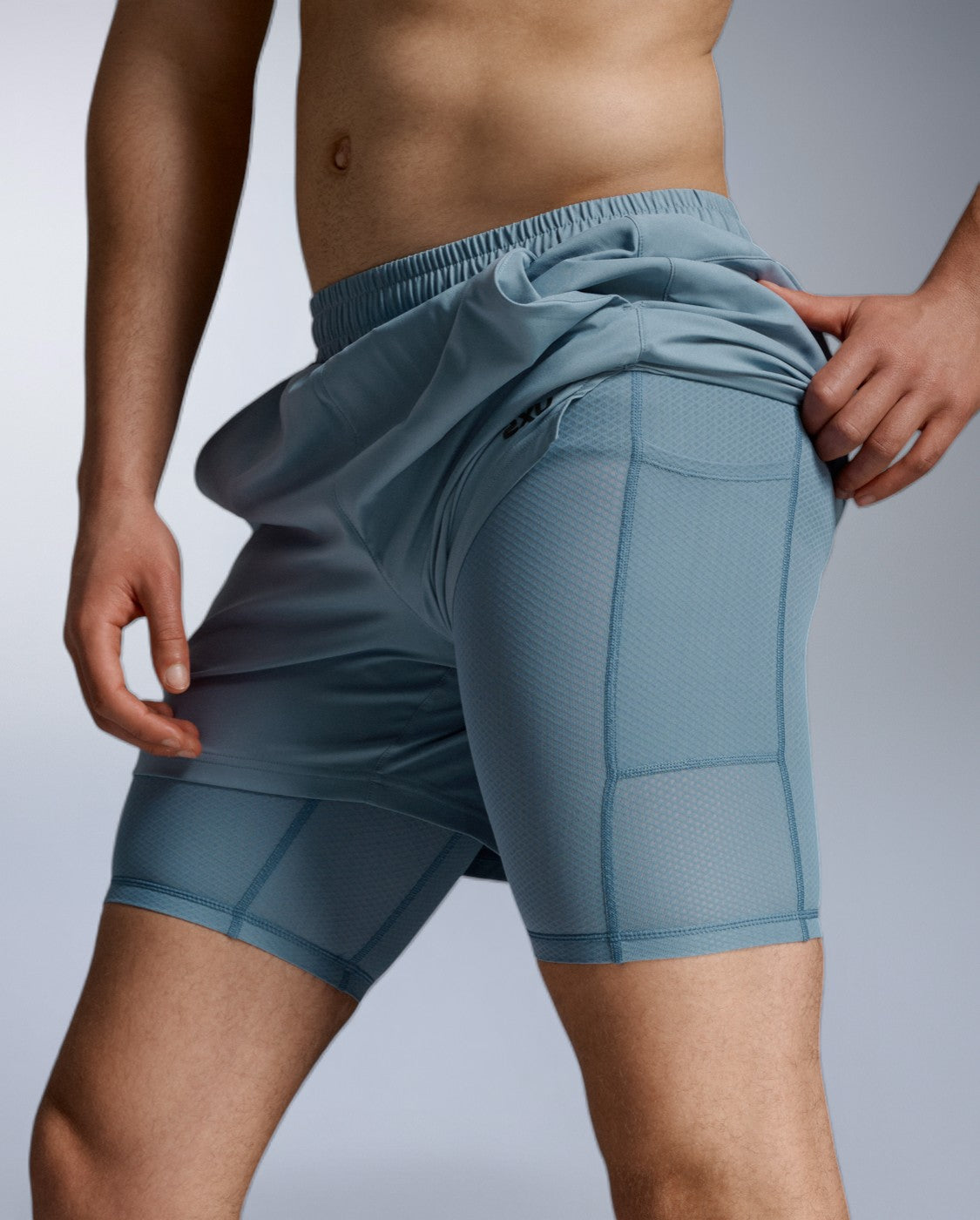 2xu-aero-mesh-2-in-1-5-inch-shorts-herren-blue-shade image 6
