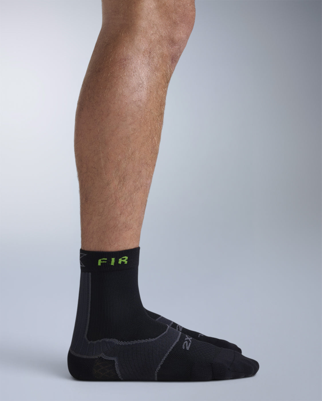 2xu-recovery-achilles-crew-socken-grau-fir-unisex image 3