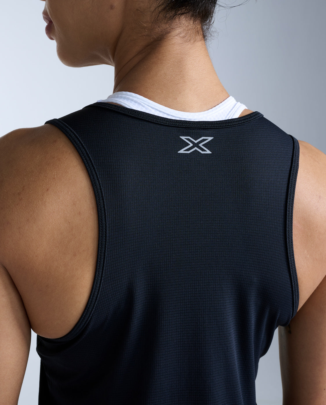 2xu-aero-singlet-damen-schwarz-rmelloses-lauftop image 4